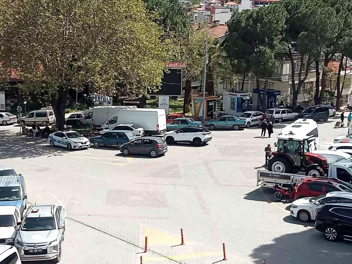 Buldan\'da Seyyar Satıcı ve Zabıta Ekipleri Arasında Kavga