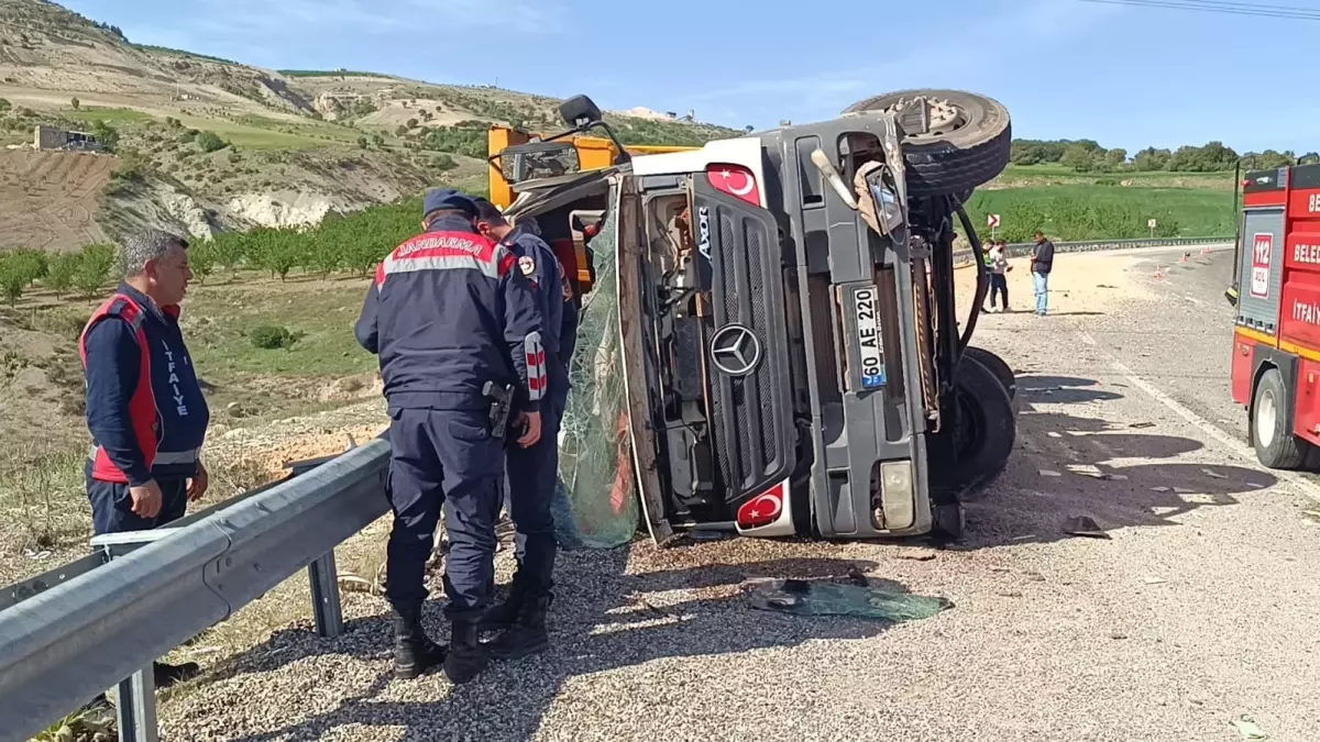 Hafriyat Yüklü Kamyon Devrildi: Sürücü Hayatını Kaybetti