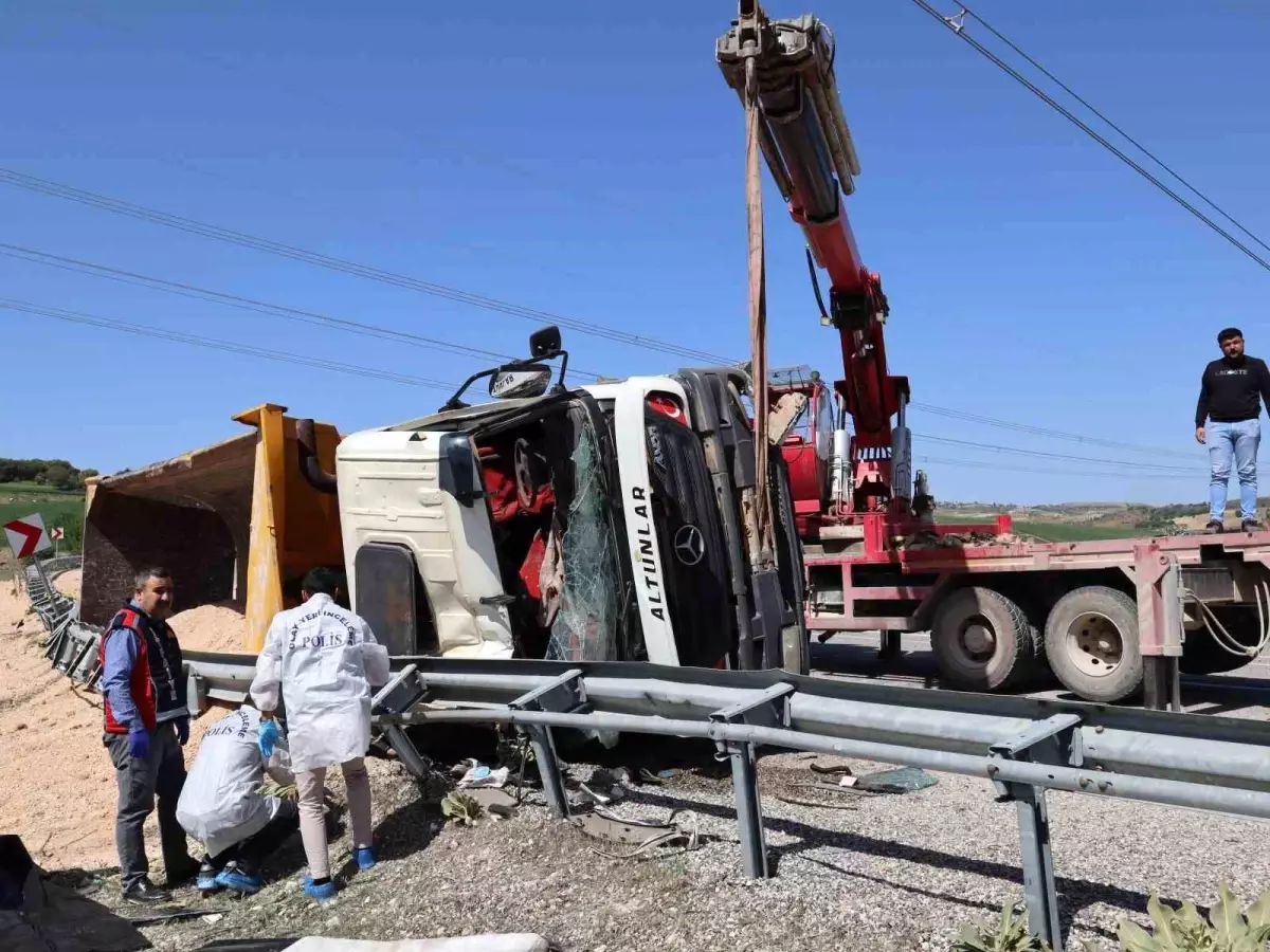 Adıyaman\'da Tır Kazası: Sürücü Hayatını Kaybetti