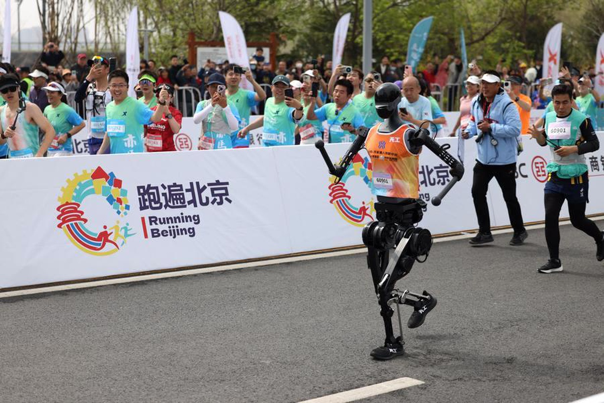 Çin\'de İlk İnsansı Robot Maratonu