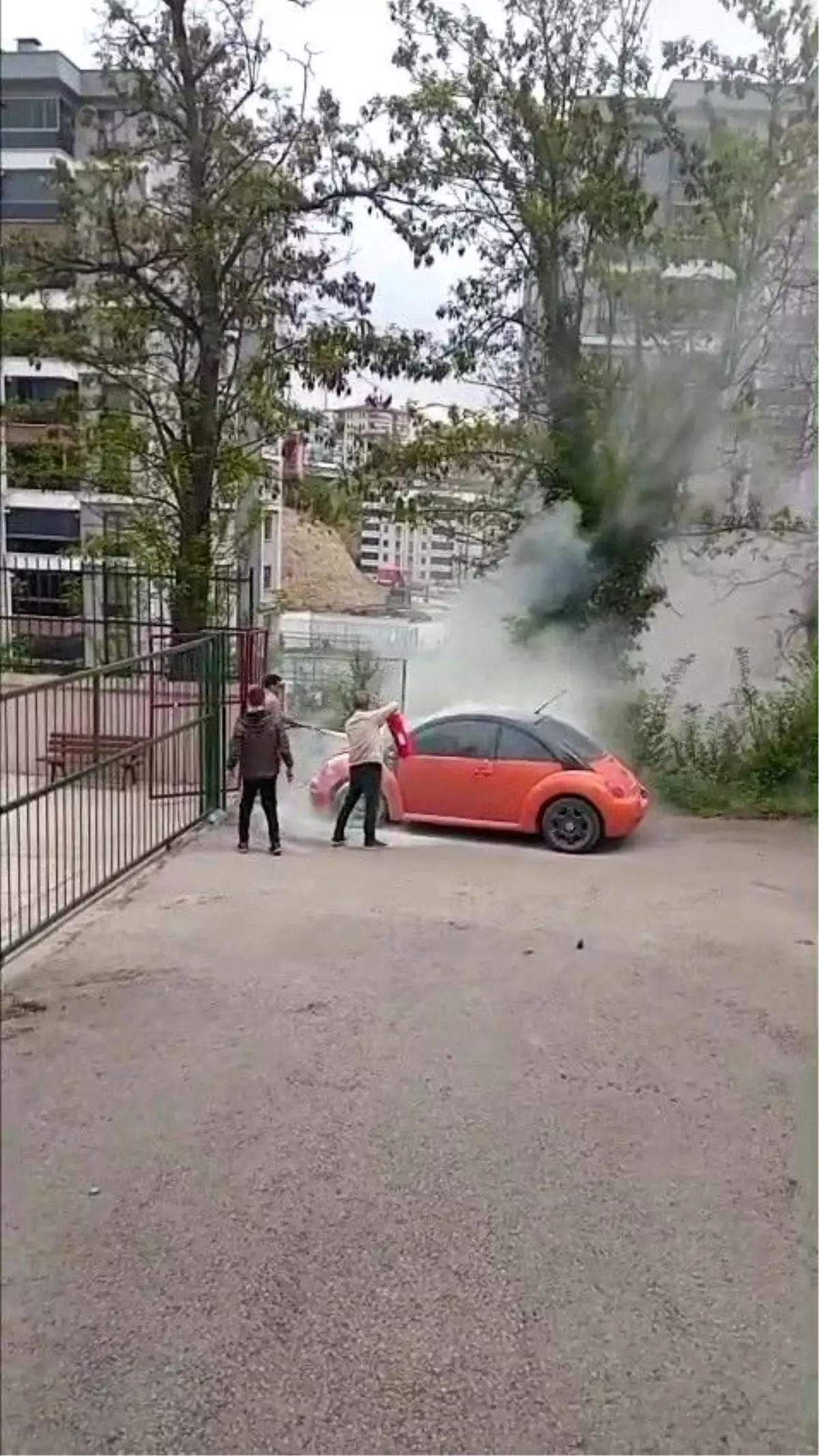 Karabük\'te Seyir Halindeki Otomobil Alev Aldı, Yangın Müdürüyle Kontrol Altına Alındı