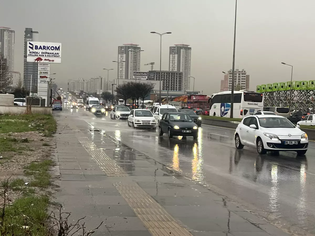 Ankara\'da Sağanak Yağış Ulaşımı Olumsuz Etkiledi