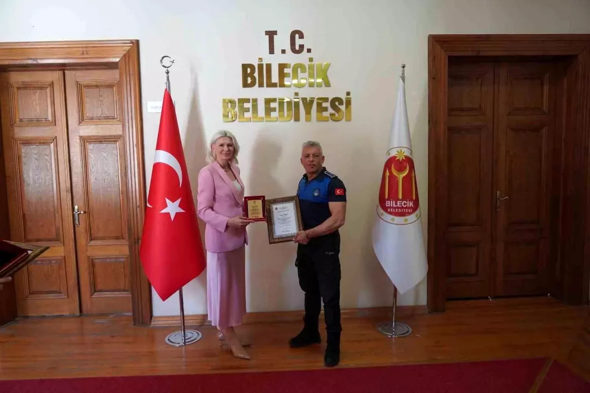Bilecik\'te Zabıta Personeline Teşekkür Plaketi