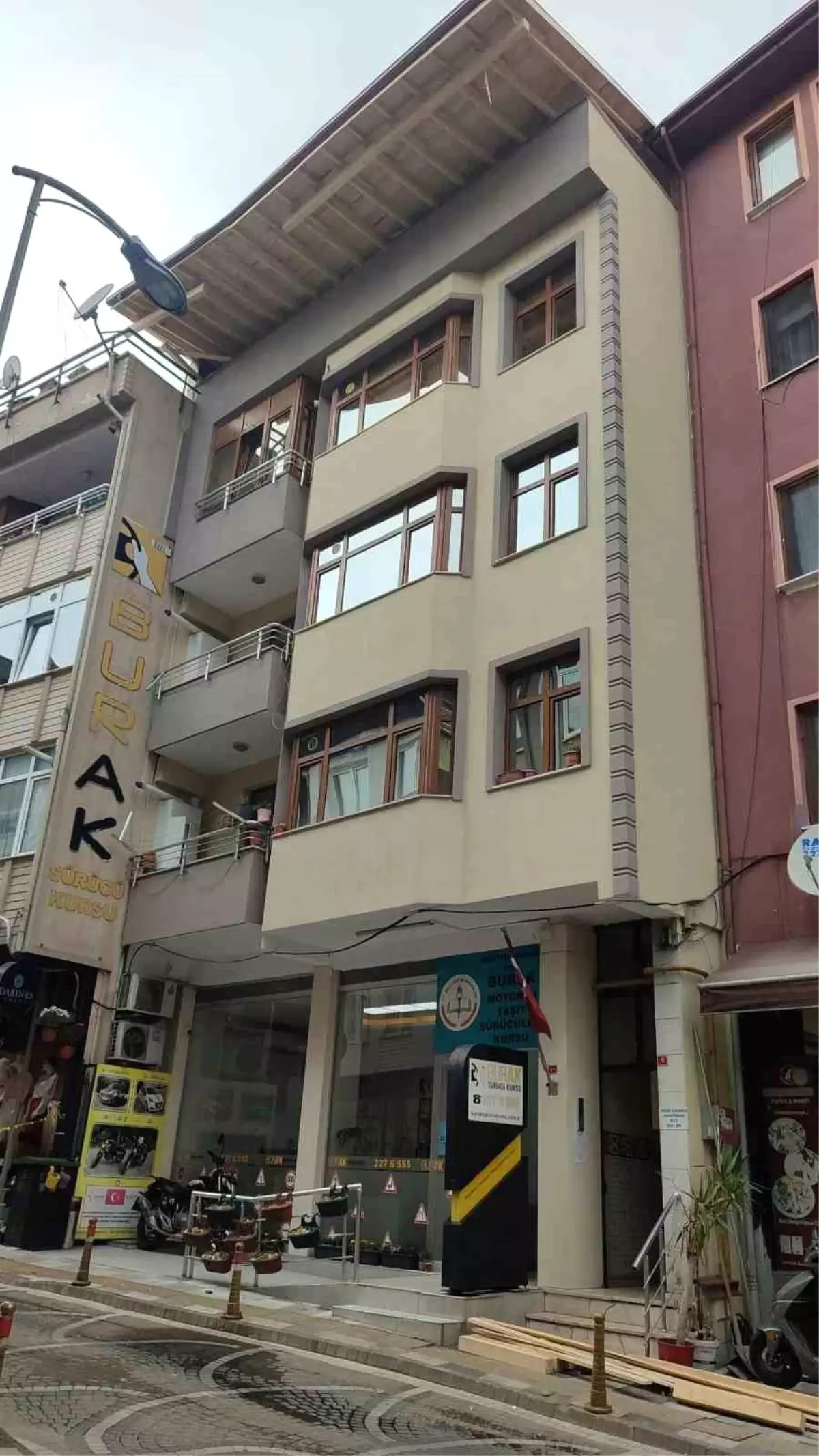 Bartın\'da Çatıdan Kalas Düştü