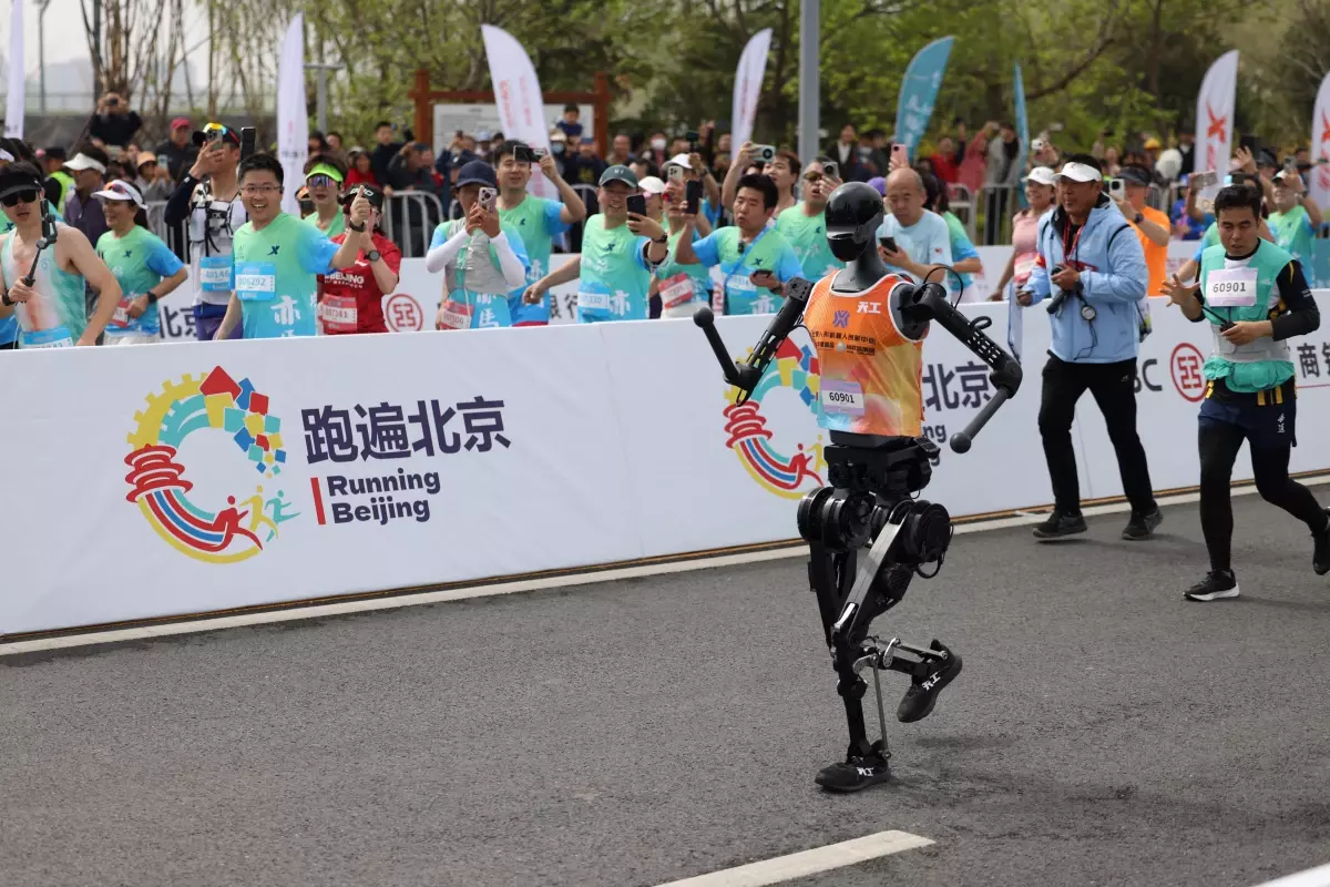 Çin\'de Robotlar Yarı Maratonda Yarıştı