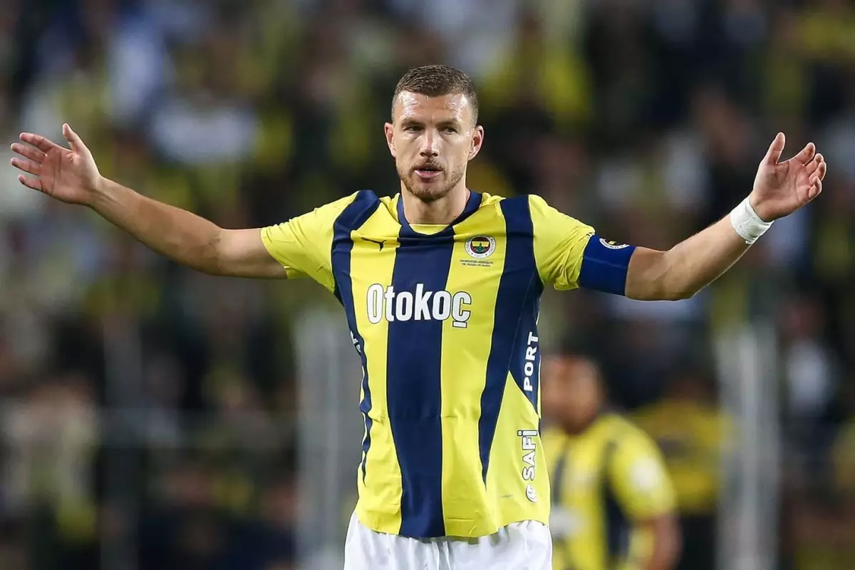 Edin Dzeko, Fenerbahçe\'den ayrılıyor! Yeni adresine çok şaşıracaksınız