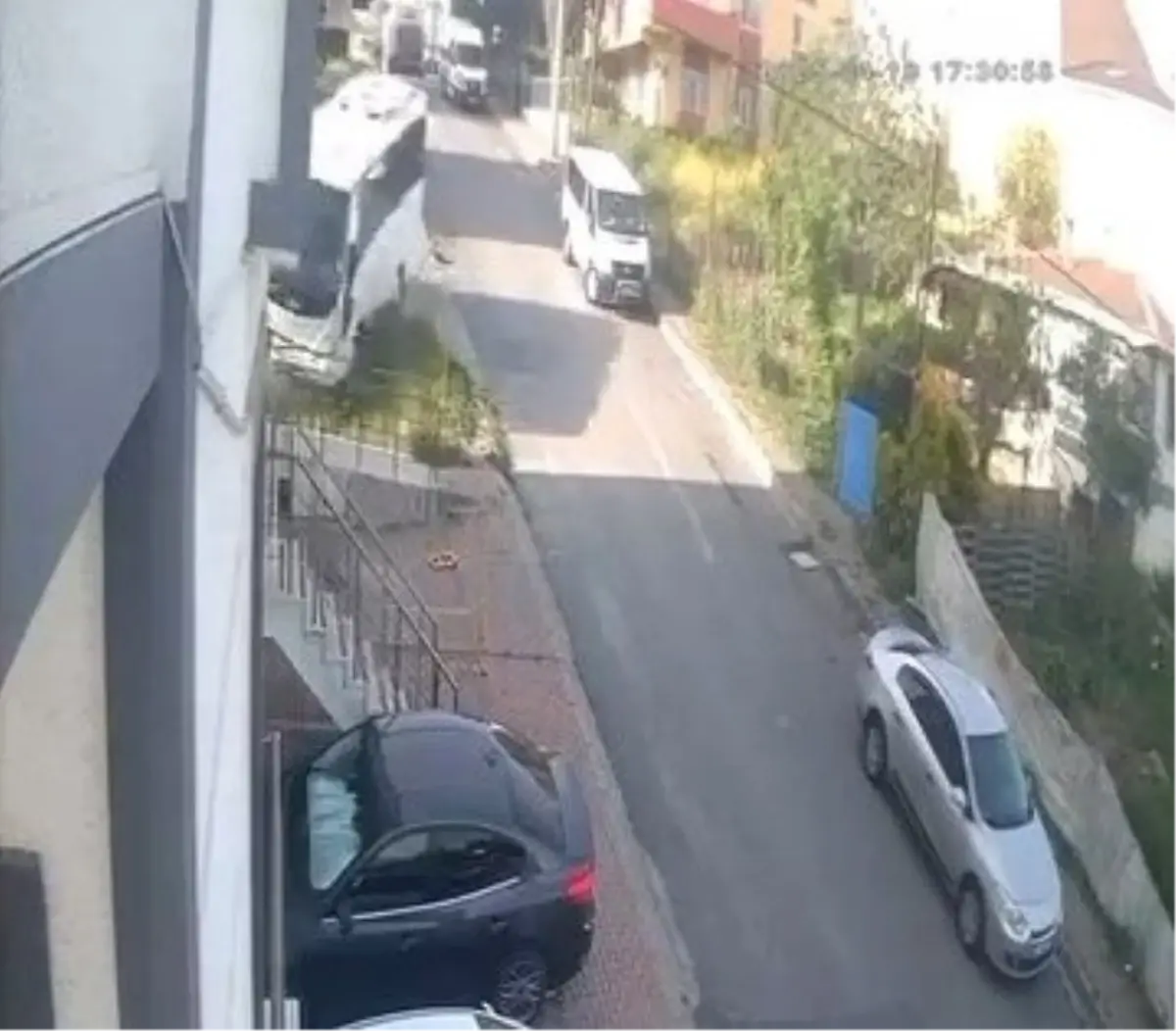 Park Halindeki Midibüs Apartmana Düştü