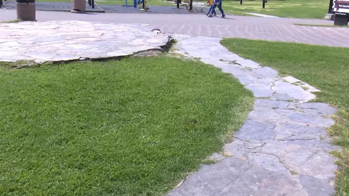 Esenler\'de Silahlı Saldırı: 21 Yaşındaki Genç Hayatını Kaybetti