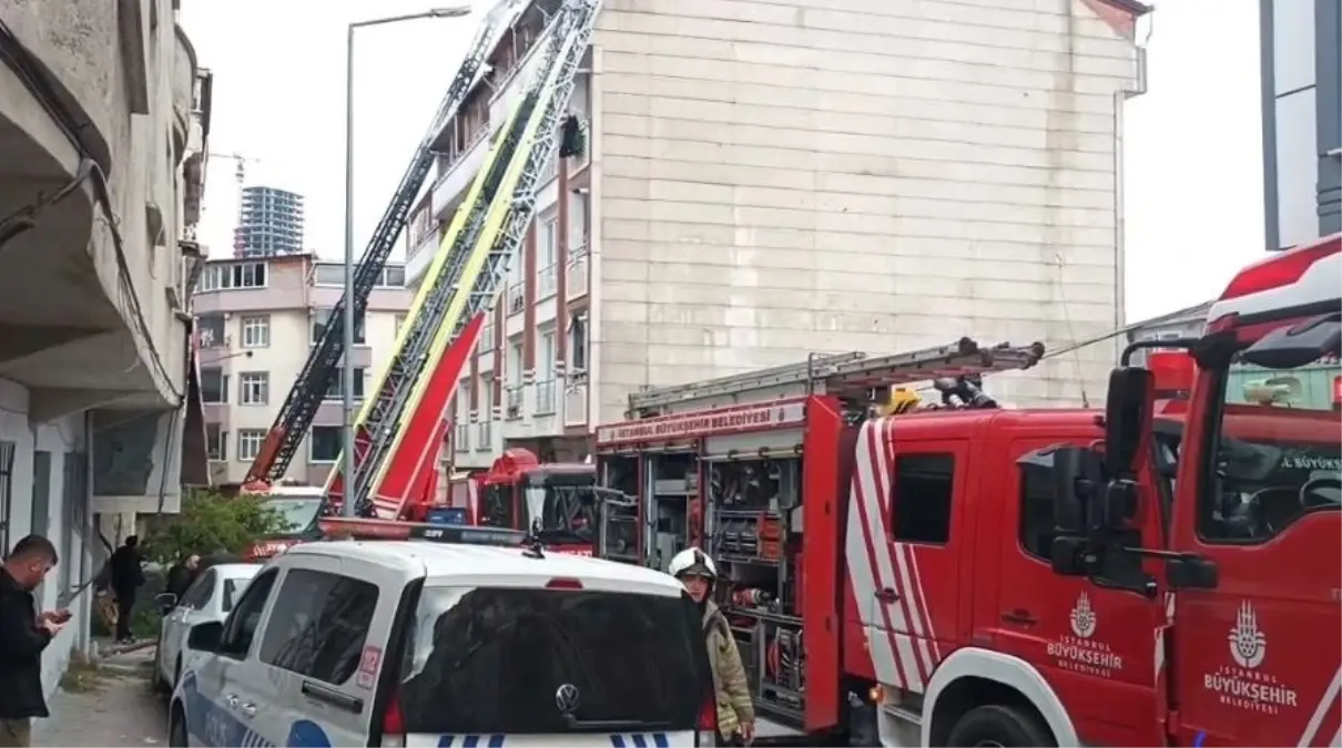 Esenyurt\'ta Bina Çatısında Yangın