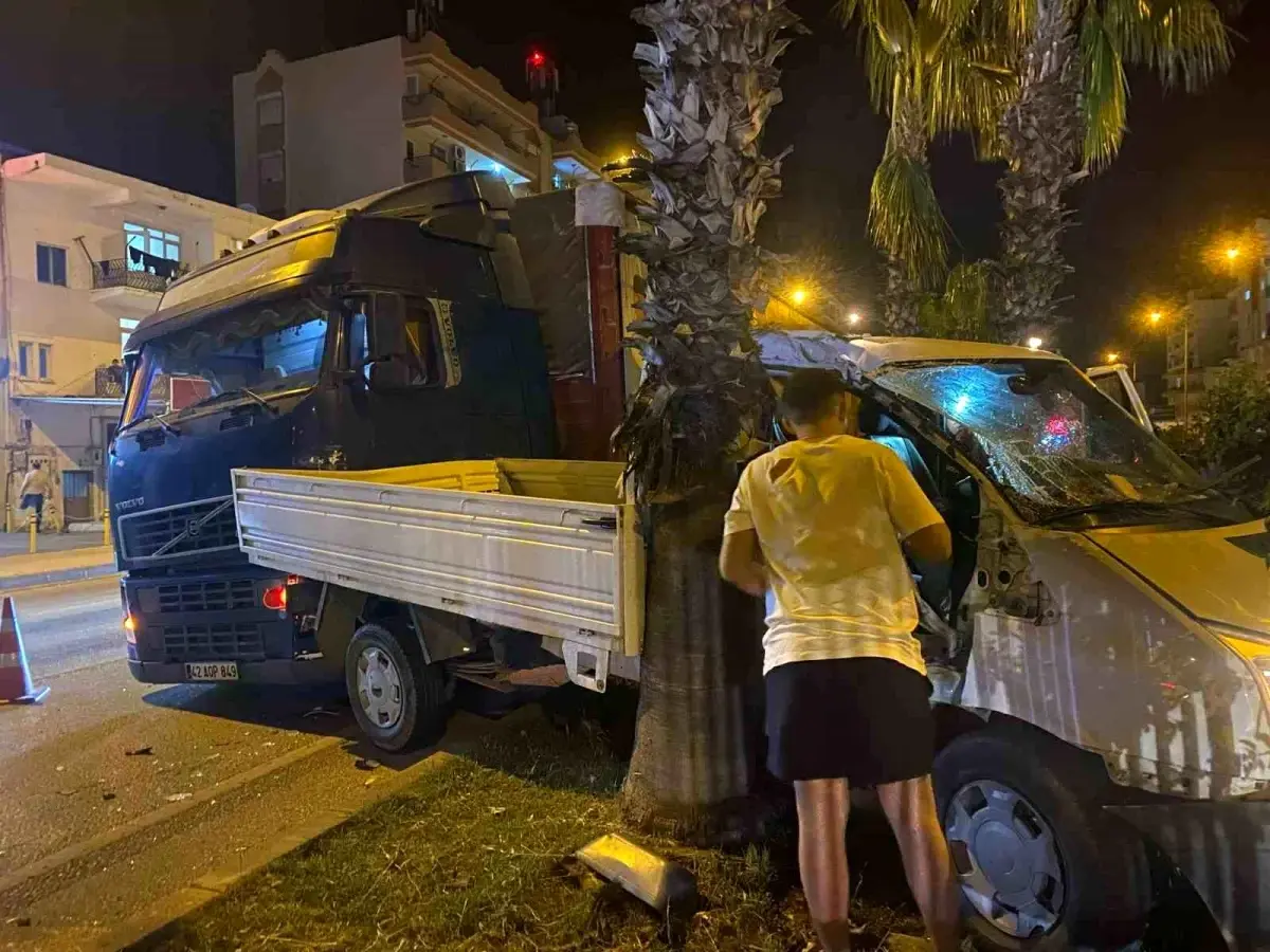 Antalya\'da Tır ile Kamyonet Çarpıştı: 1 Yaralı