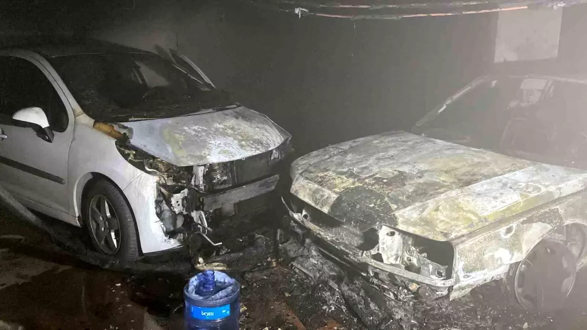 Konya\'da Otoparkta Yangın: 2 Araç Küle Döndü