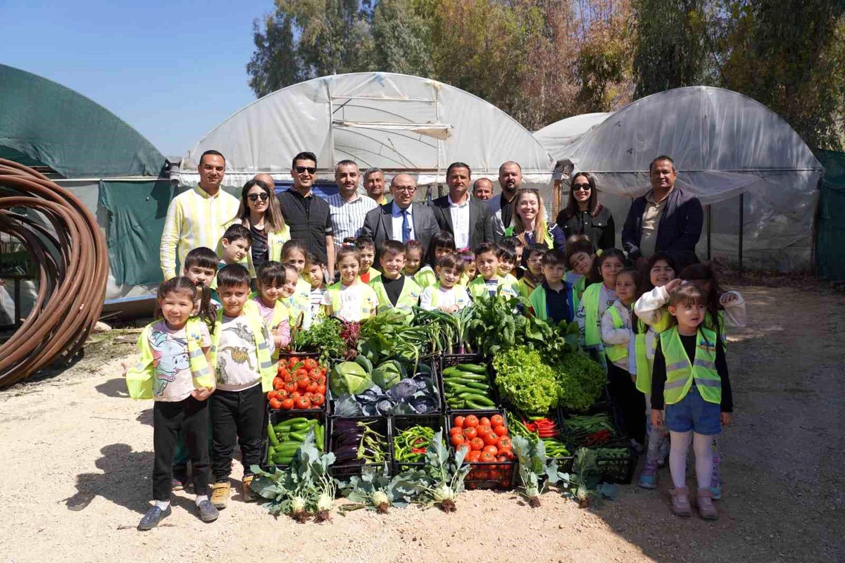 Minikler \'Çocuk Serası\'nda yetiştirdikleri ürünleri hasat etti
