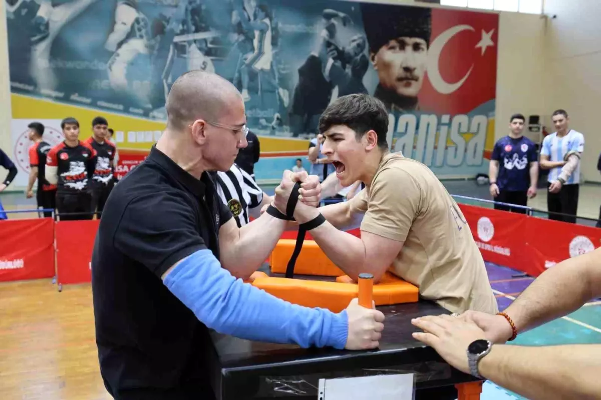 Manisa\'da Okul Sporları Bilek Güreşi Türkiye Birinciliği Başladı