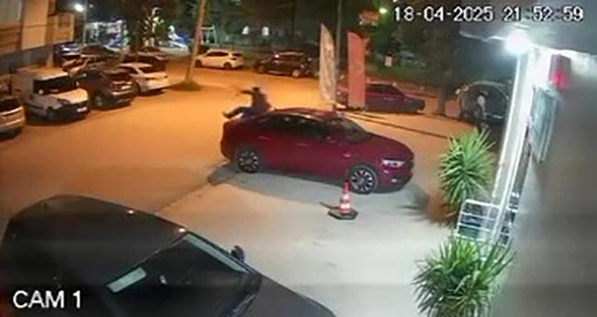 Alkollü Şahıs Park Halindeki Araçları Tekmeledi