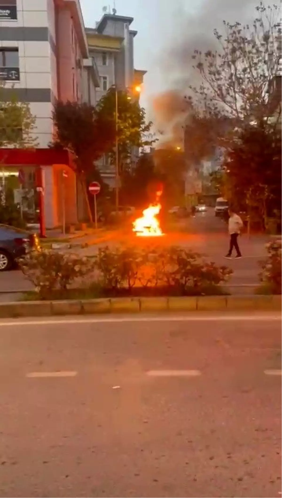 Pendik\'te Park Halindeki Araçta Yangın