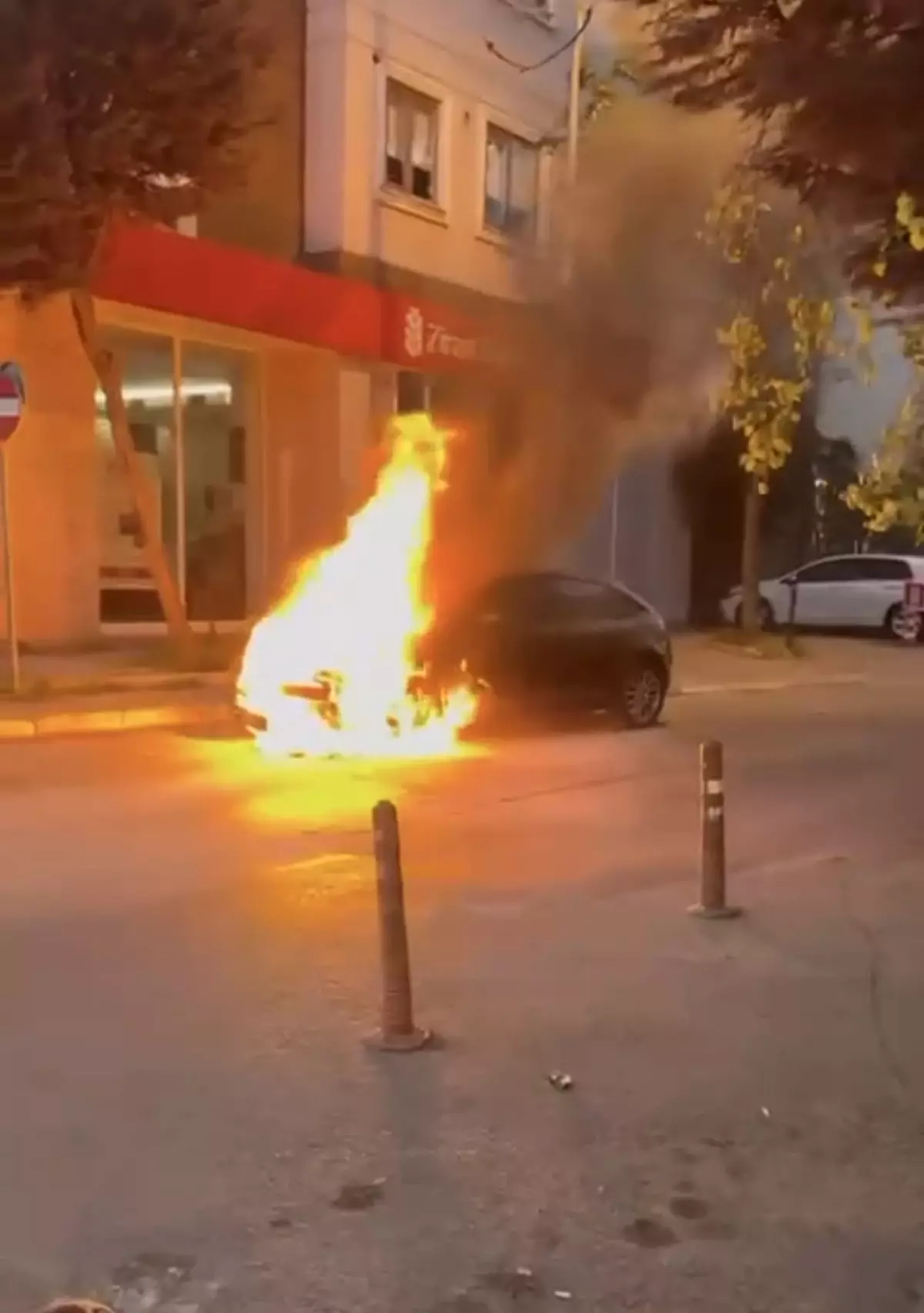 Pendik\'te Park Halindeki Araba Yandı