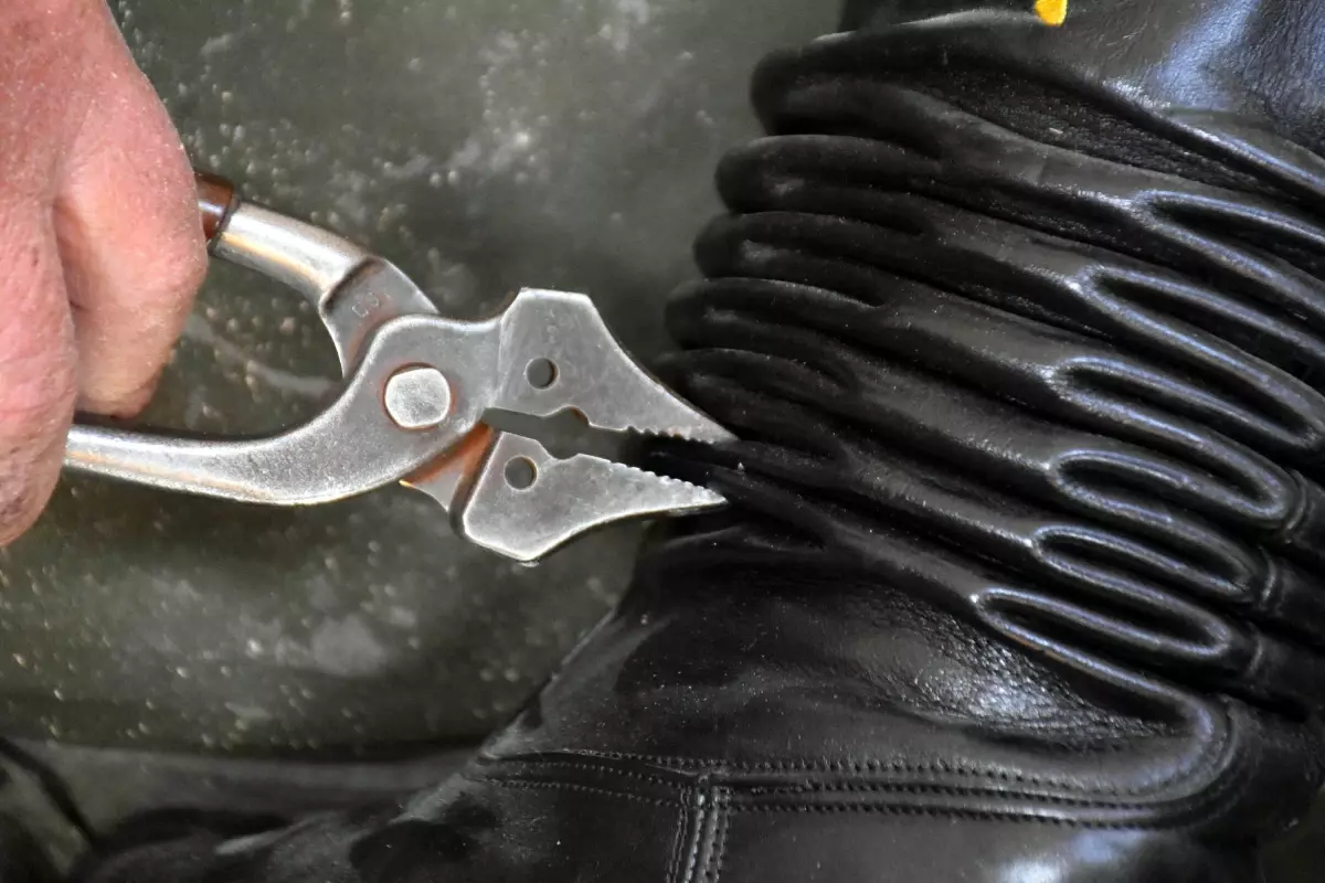 İzmir\'deki Körüklü Çizme Ustası 64 Yıldır Mesleğini Sürdürüyor