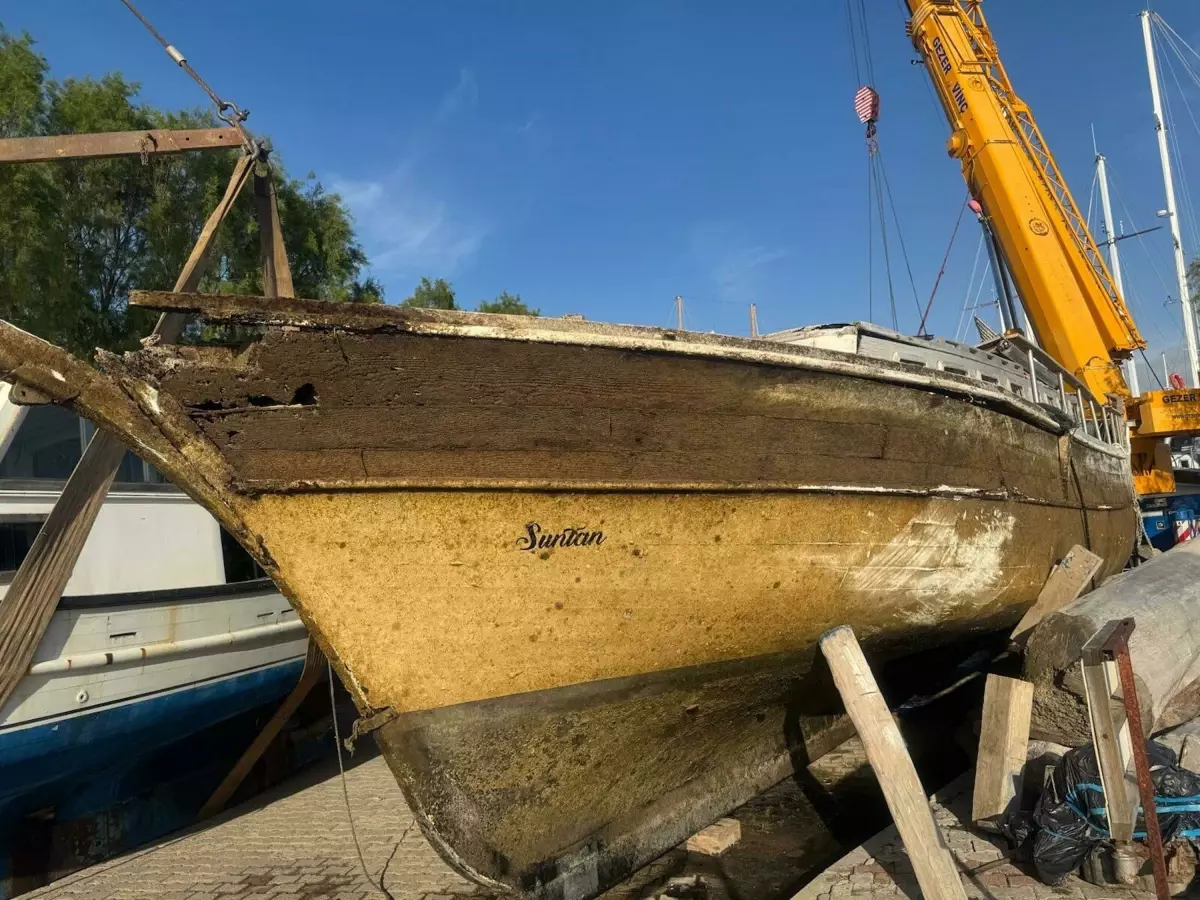Bodrum\'da Yarı Batık Tekne Sudan Çıkarıldı