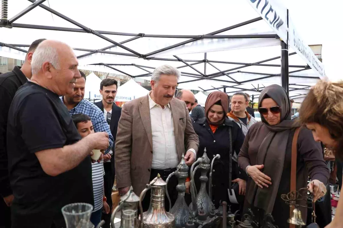 Melikgazi\'de Antika Pazarı İlgiyle Ziyaret Edildi