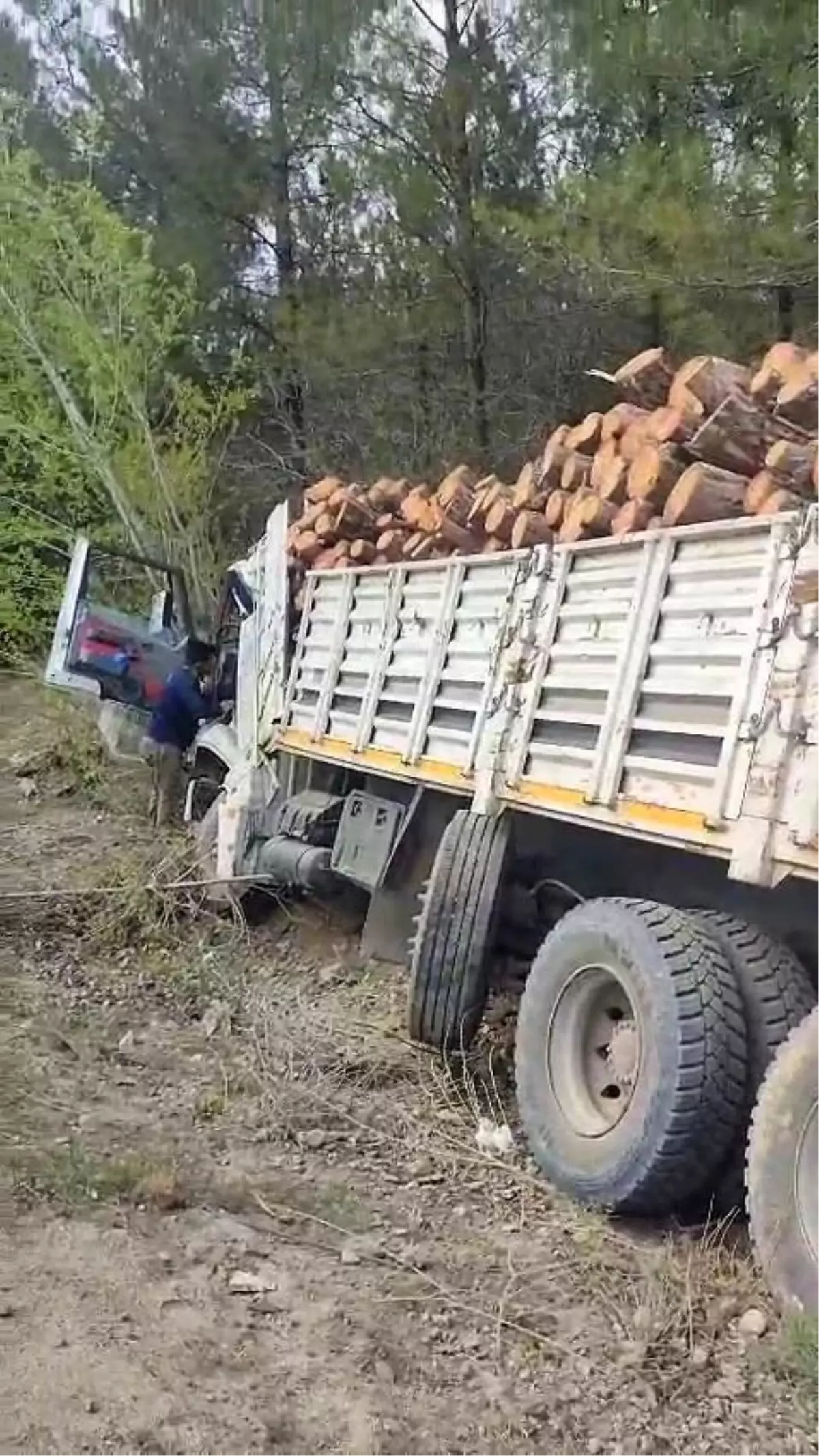 Karabük\'te Tır Devrildi, 2 Yaralı