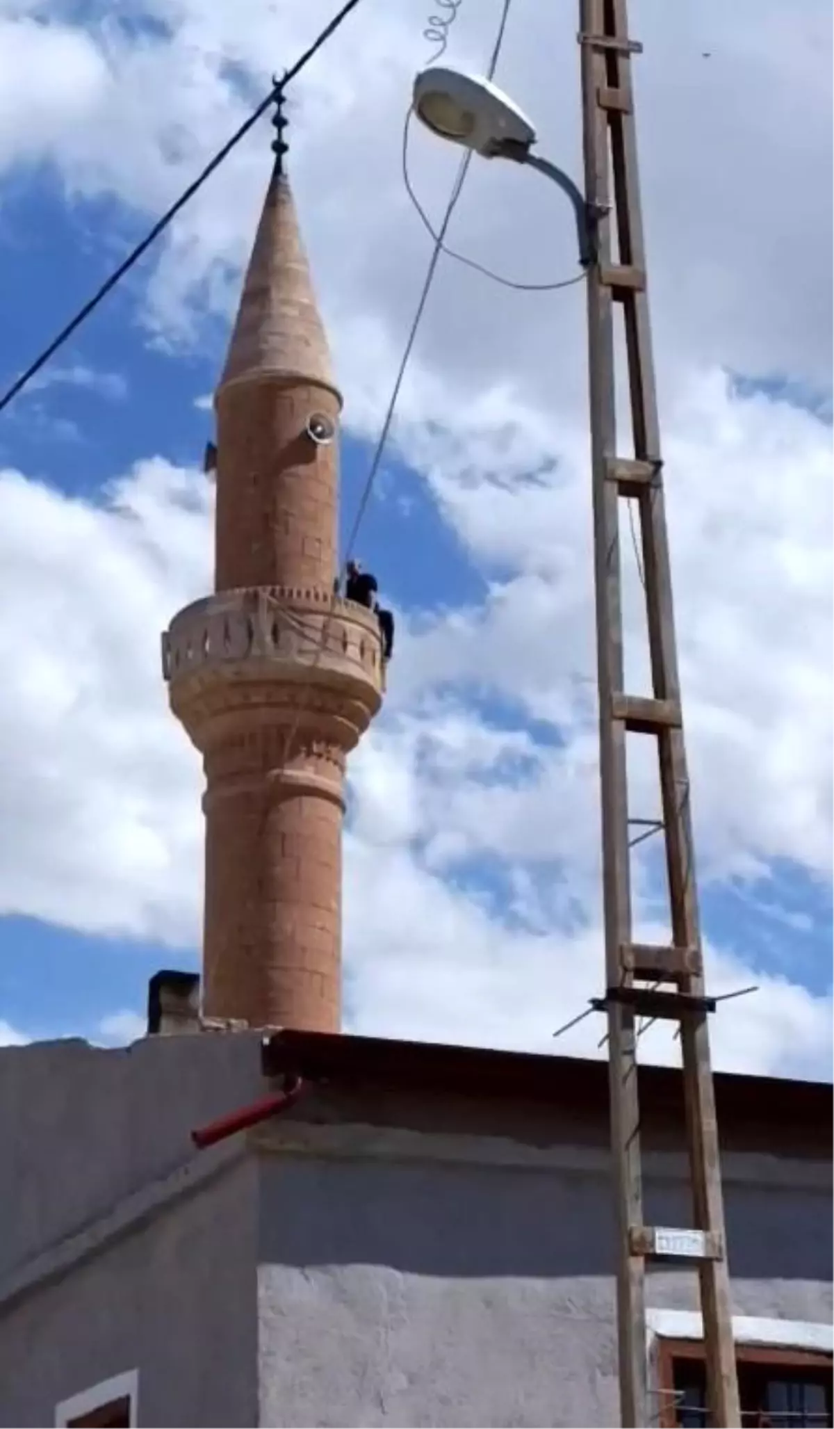 Kayseri\'de Minarede İntihar Girişimi