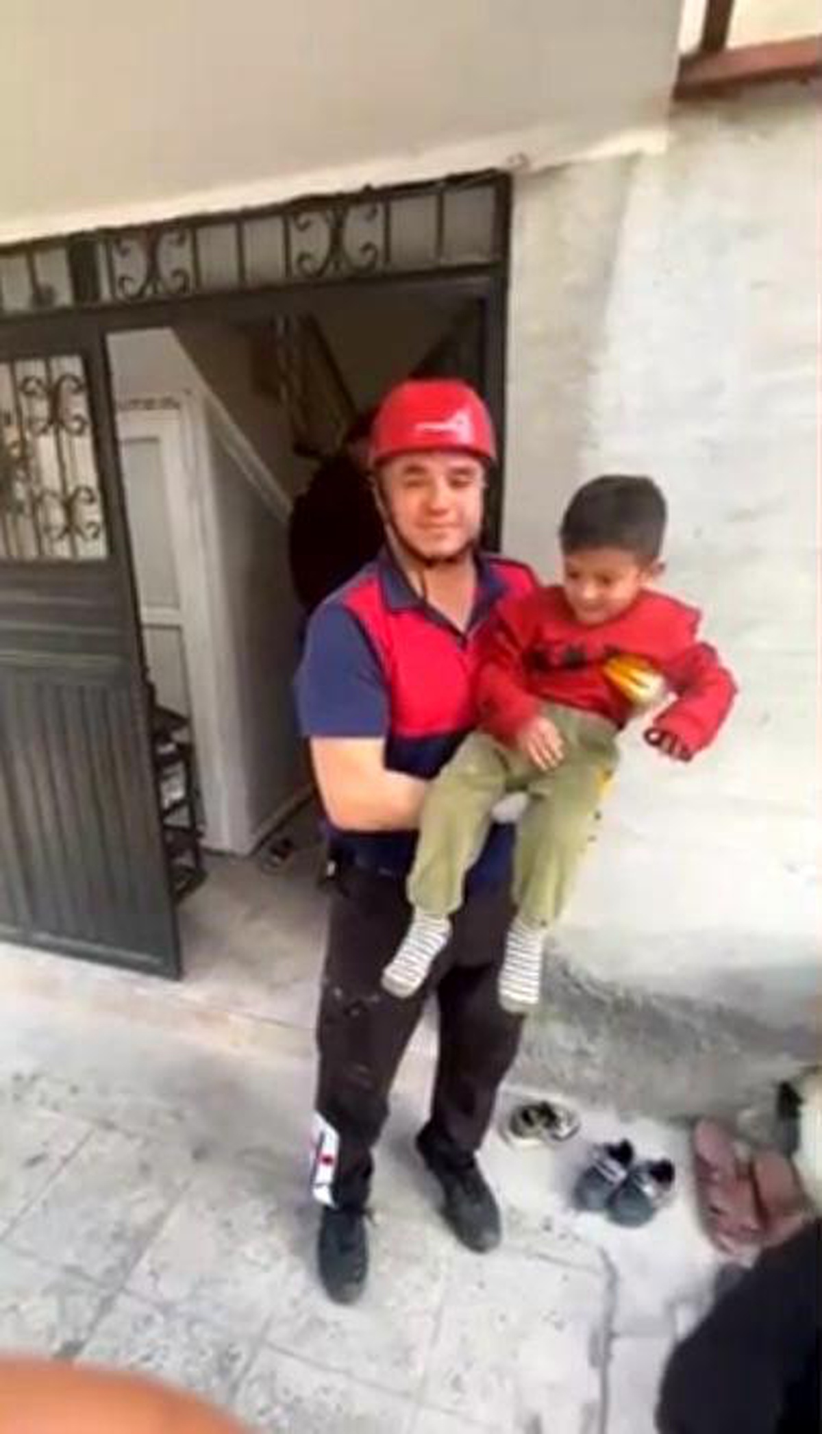 Küçük Çocuk Evde Mahsur Kaldı, İtfaiye Kurtardı