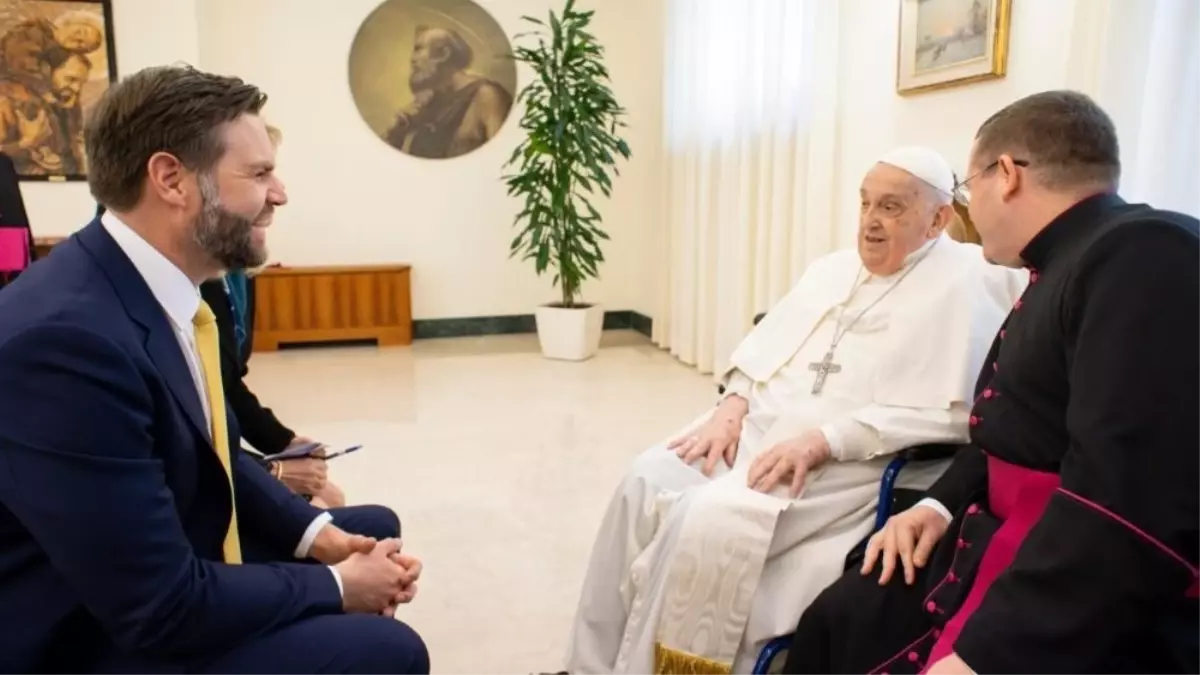 Papa Francis ve Vance Kısa Görüştü