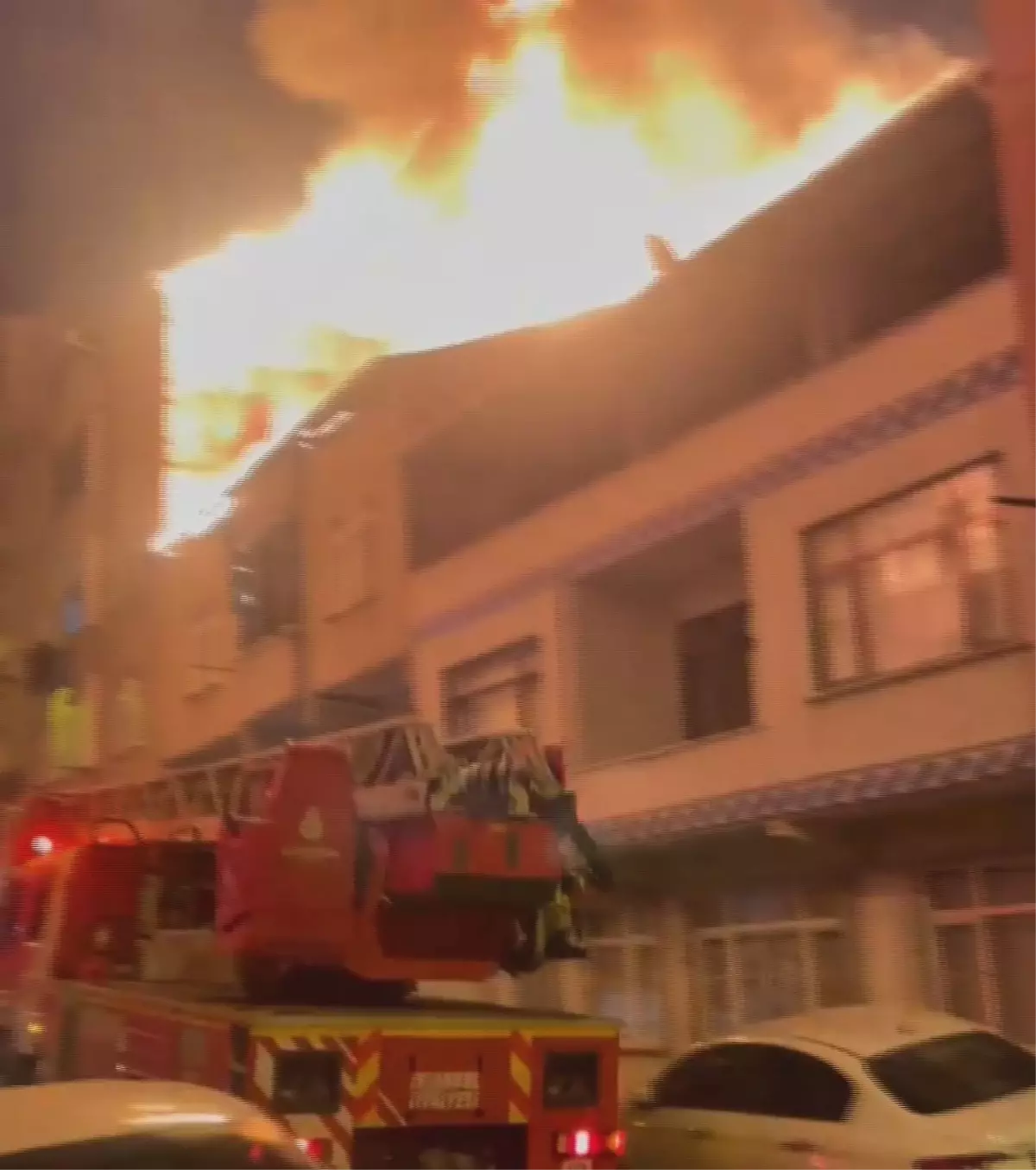 Sultangazi\'de Çatı Yangını