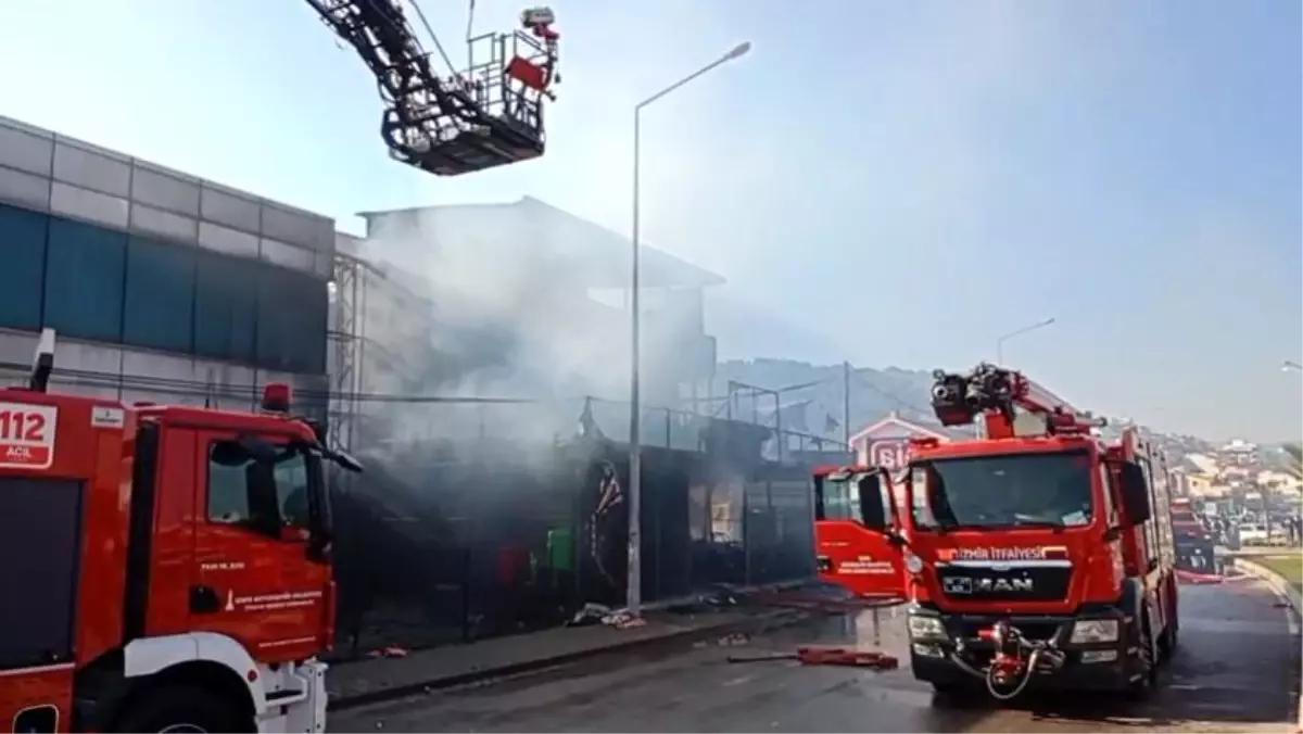 Dikili\'de Tarım Marketi Yangını