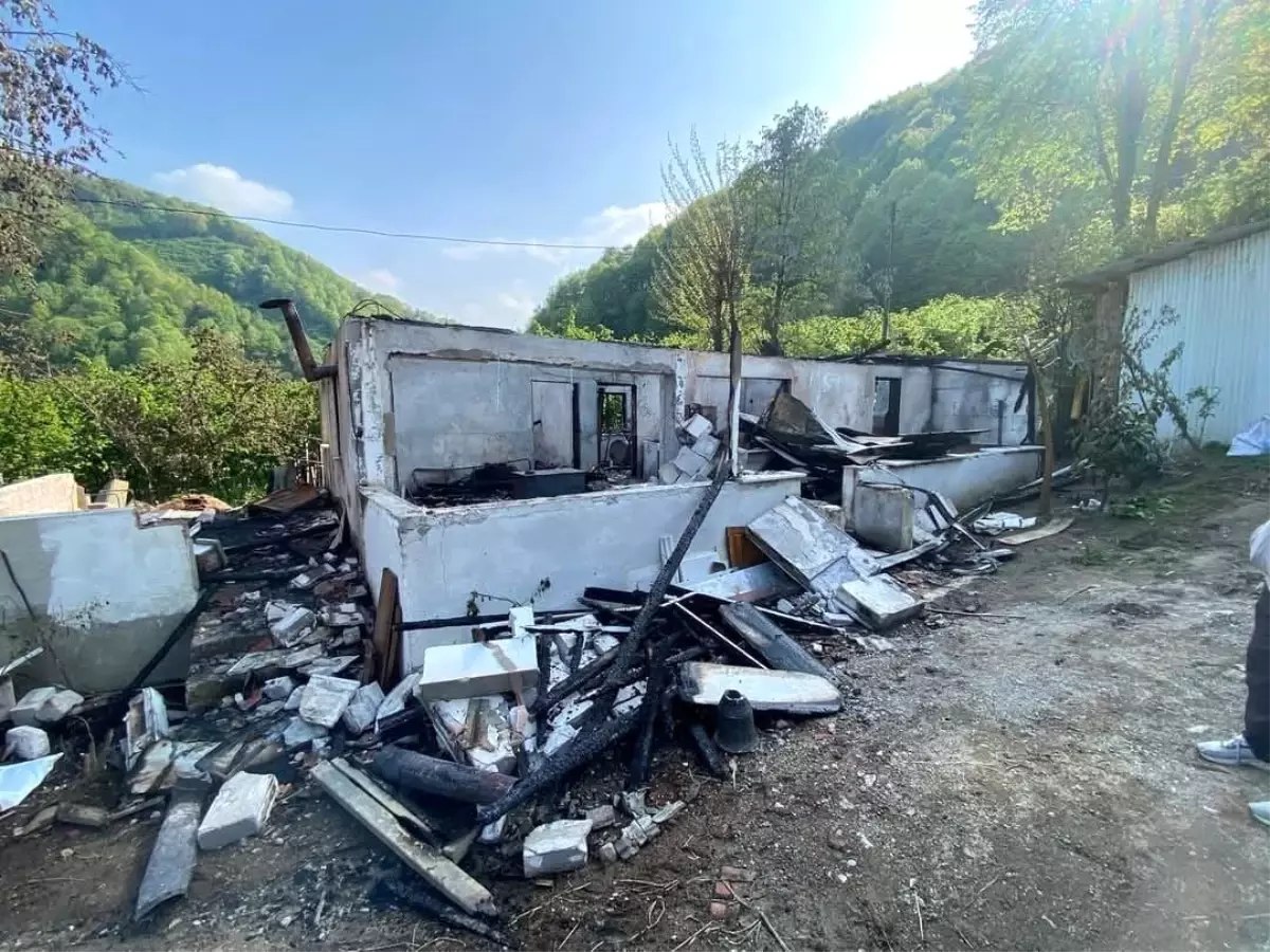 Sakarya\'da Yangın: Tek Katlı Ev Küle Döndü