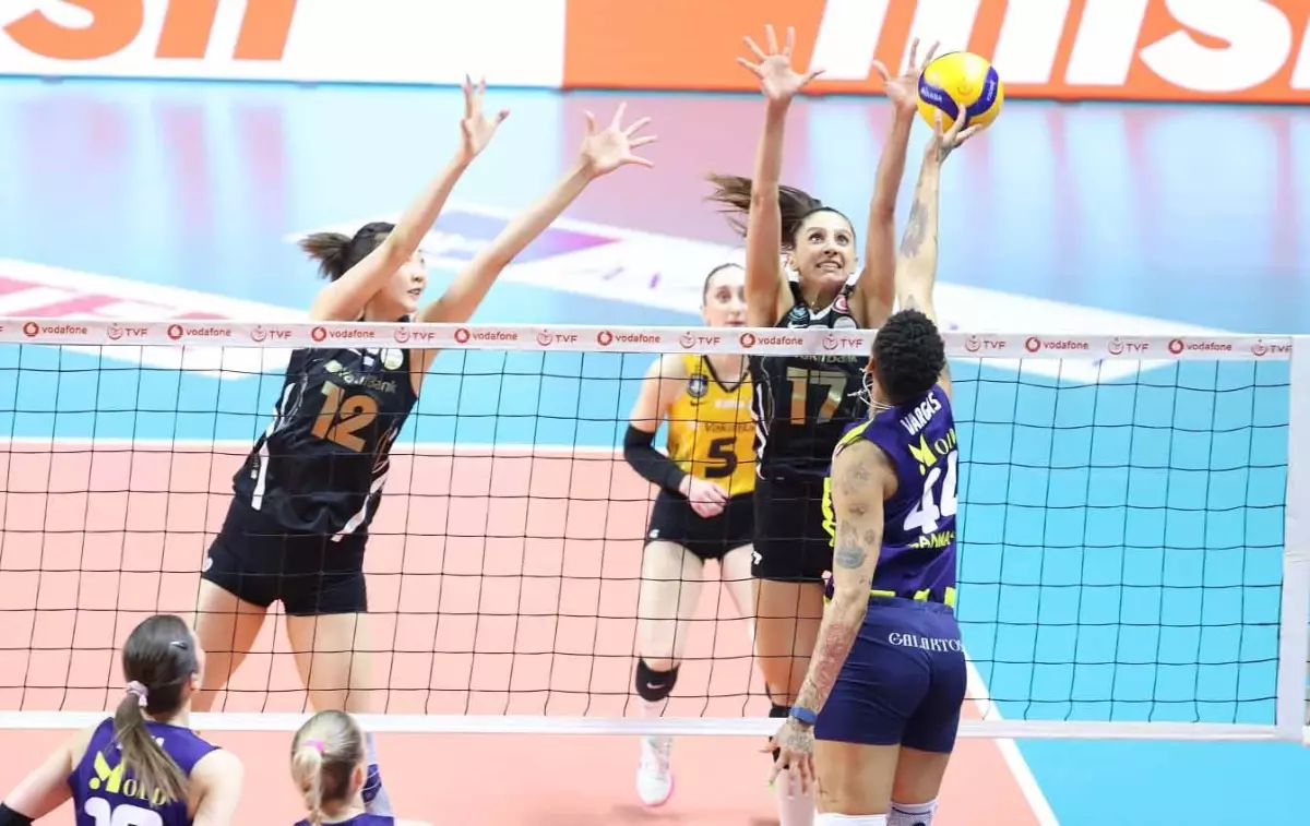 VakıfBank, Fenerbahçe\'yi 3-1 ile geçti