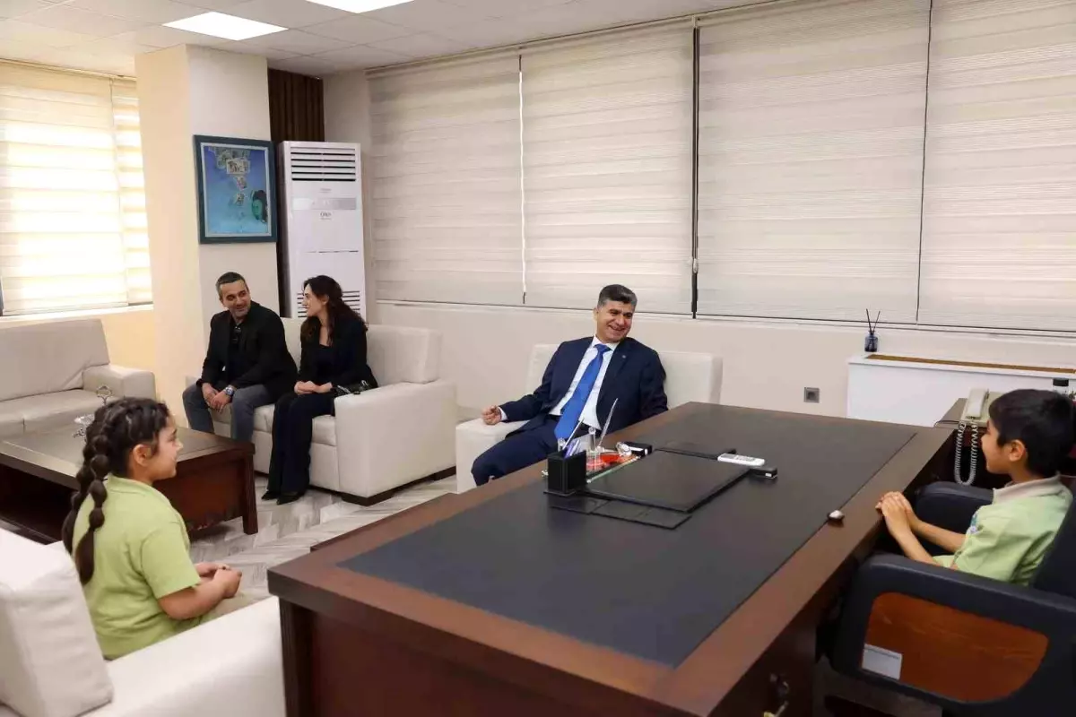 Çocuklar Başkanlık Koltuğuna Oturdu