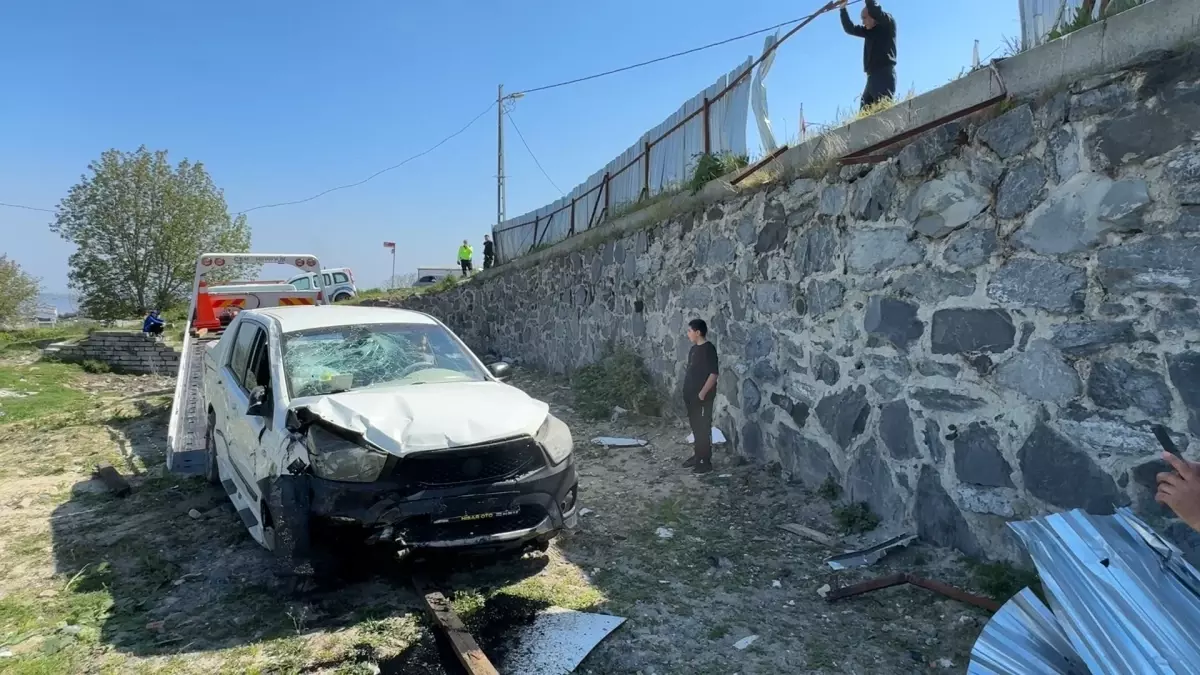 Avcılar\'da Kamyonet Kaza Yaptı, Yaralı Yok