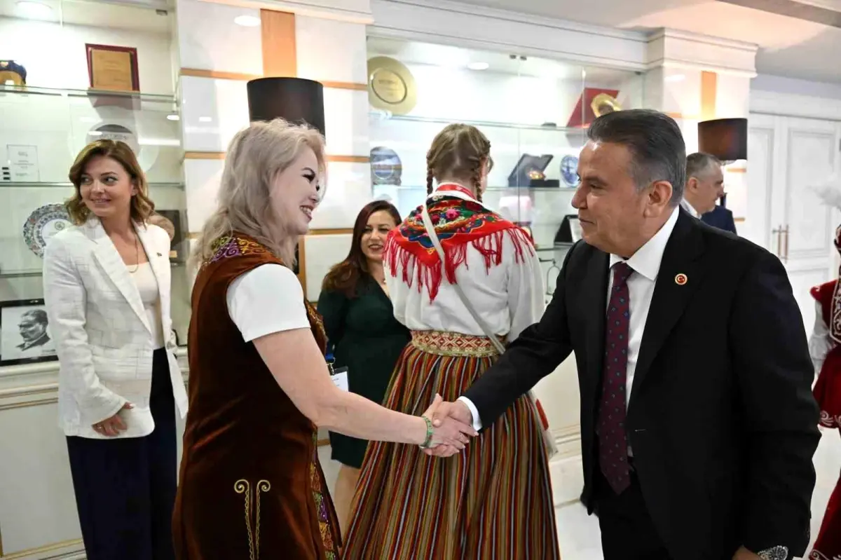 Muhittin Böcek, Dünya Çocuklarını Ağırladı
