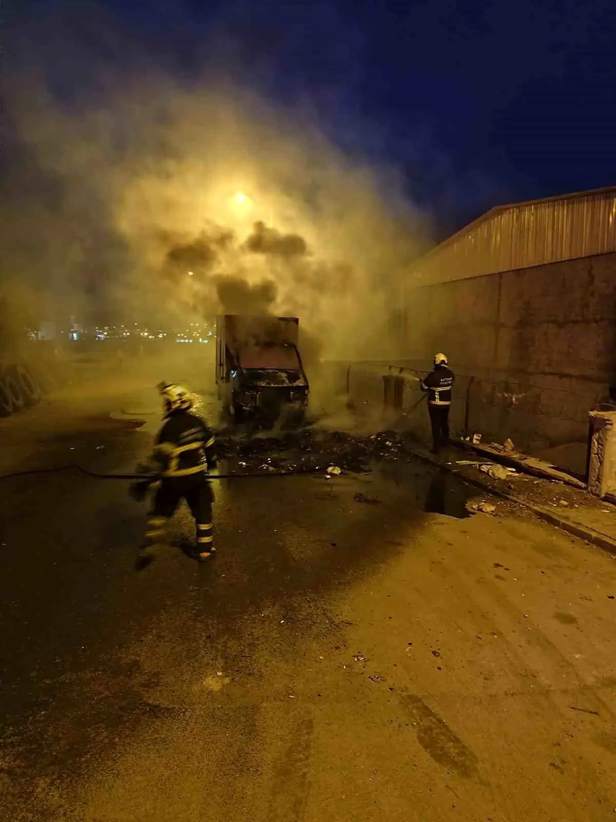 Batman\'da Park Halindeki Kamyonet Yandı