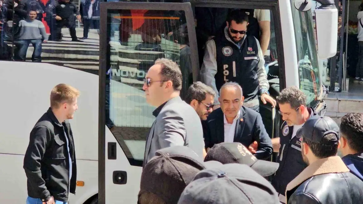 CHP\'li Eski Belediye Başkanı Usulsüzlük İddiasıyla Adliyeye Sevk Edildi