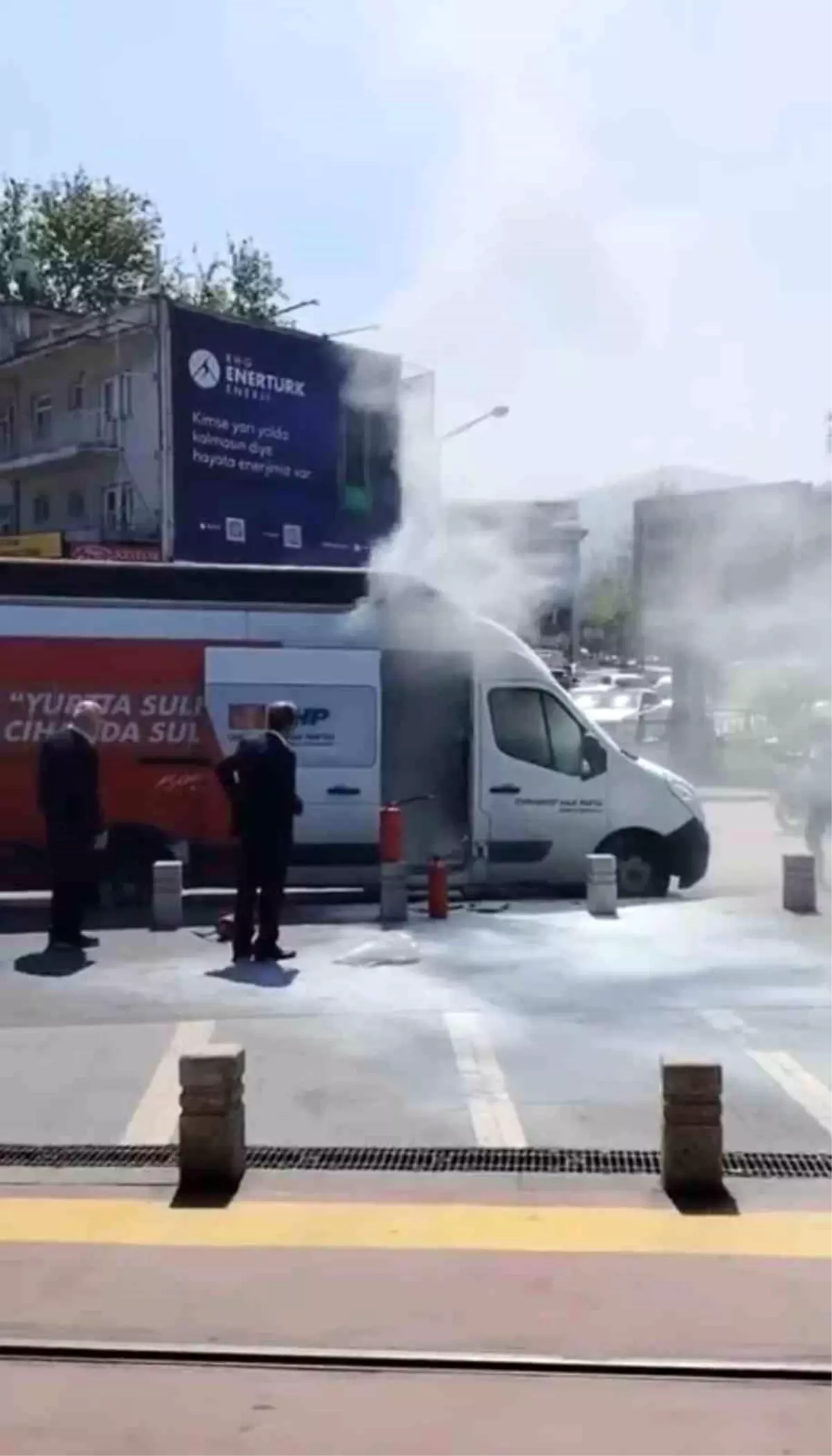 CHP seçim aracı alev alev yandı