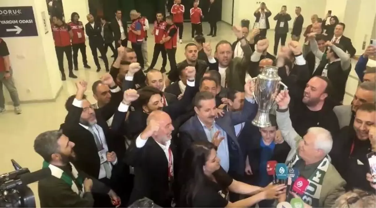 Bursaspor, Şampiyonluk Kupasını Kaldırdı