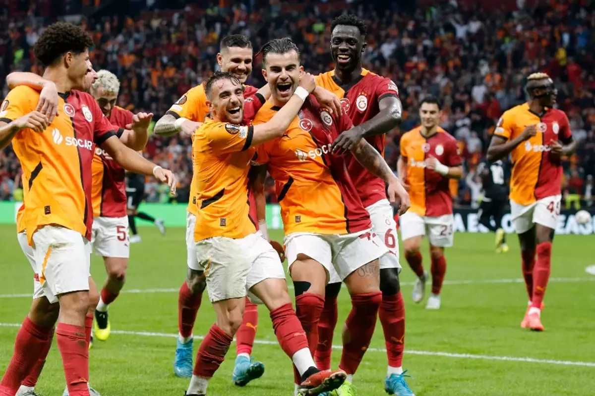 Galatasaray\'ın yıldızı Fenerbahçe\'nin puan kaybı sonrası hemen telefona sarıldı