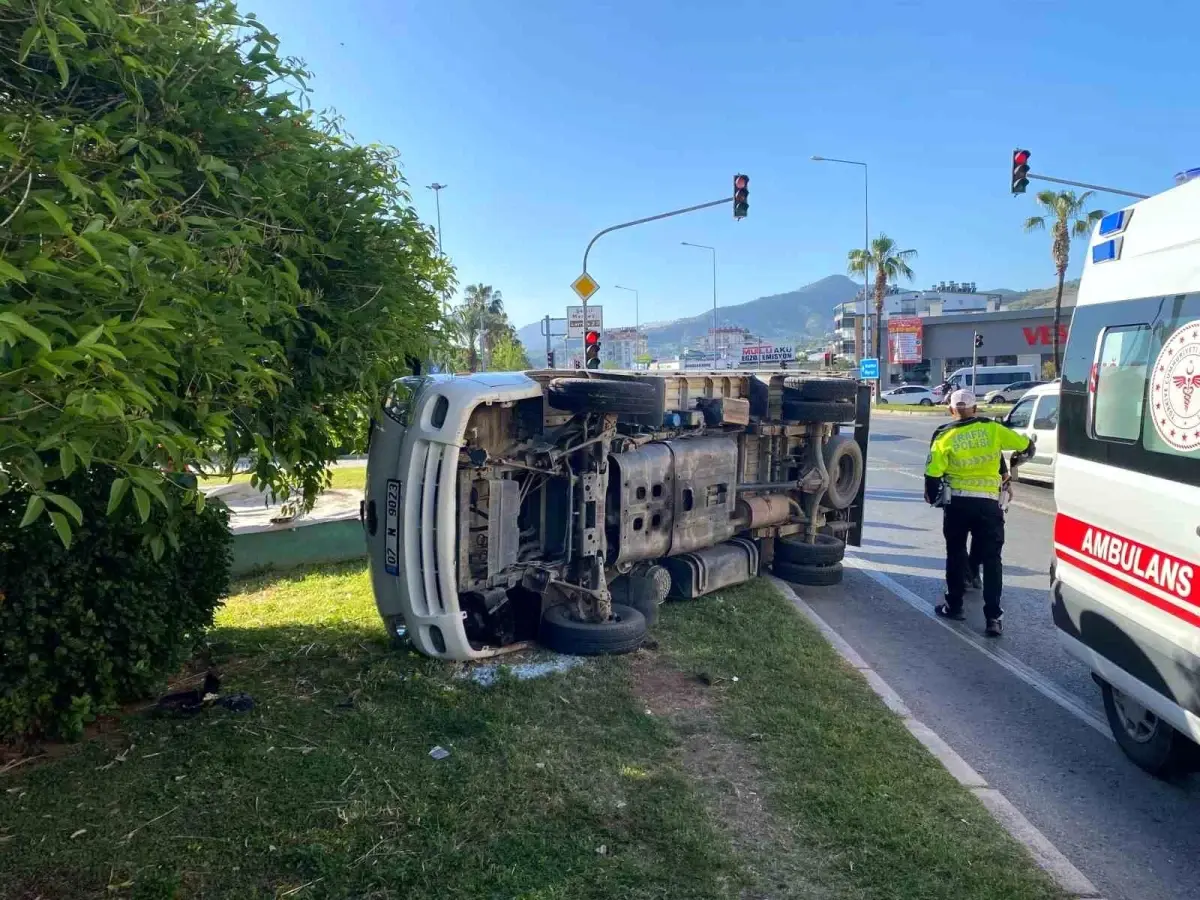 Gazipaşa\'da Kamyonet Devrildi: 3 Yaralı