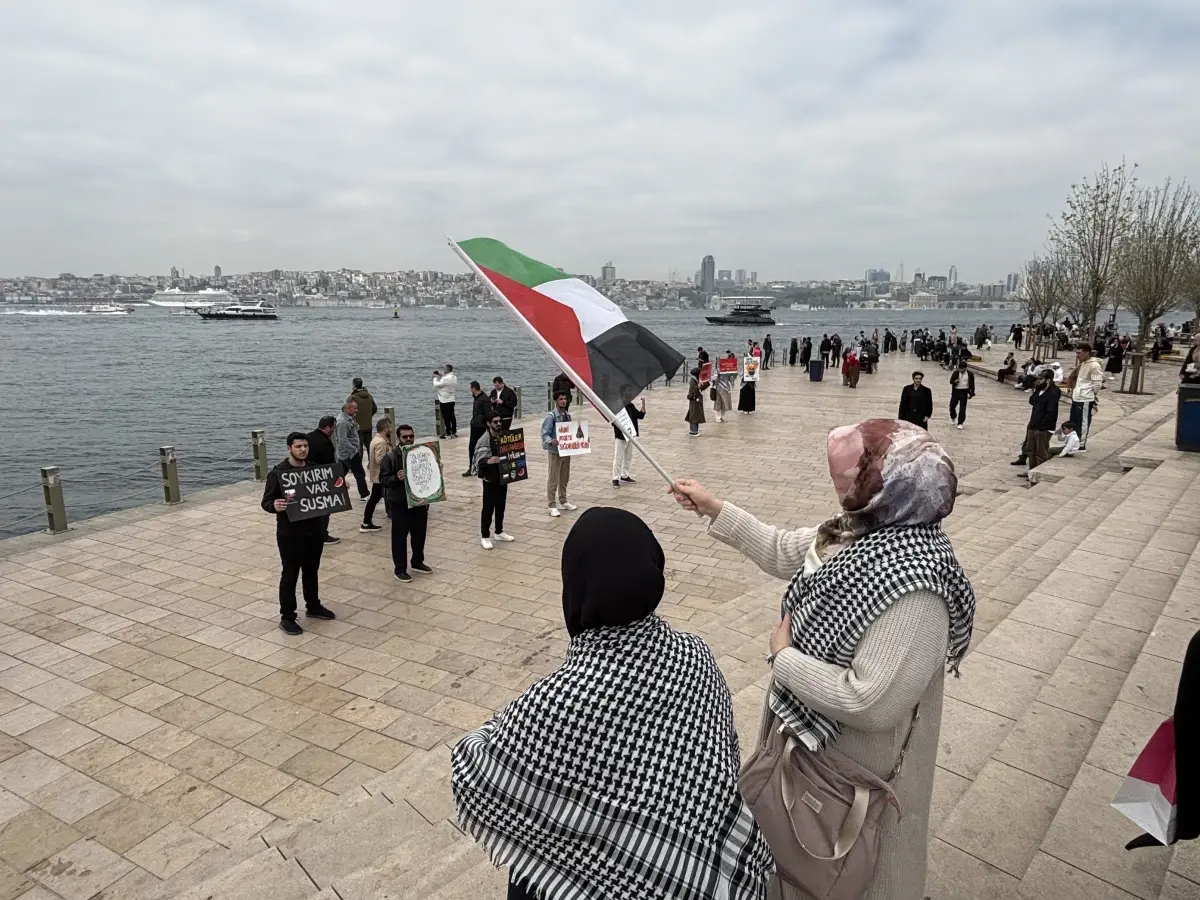 Genç Gönüllülerden Gazze İçin Sessiz Nöbet Eylemi