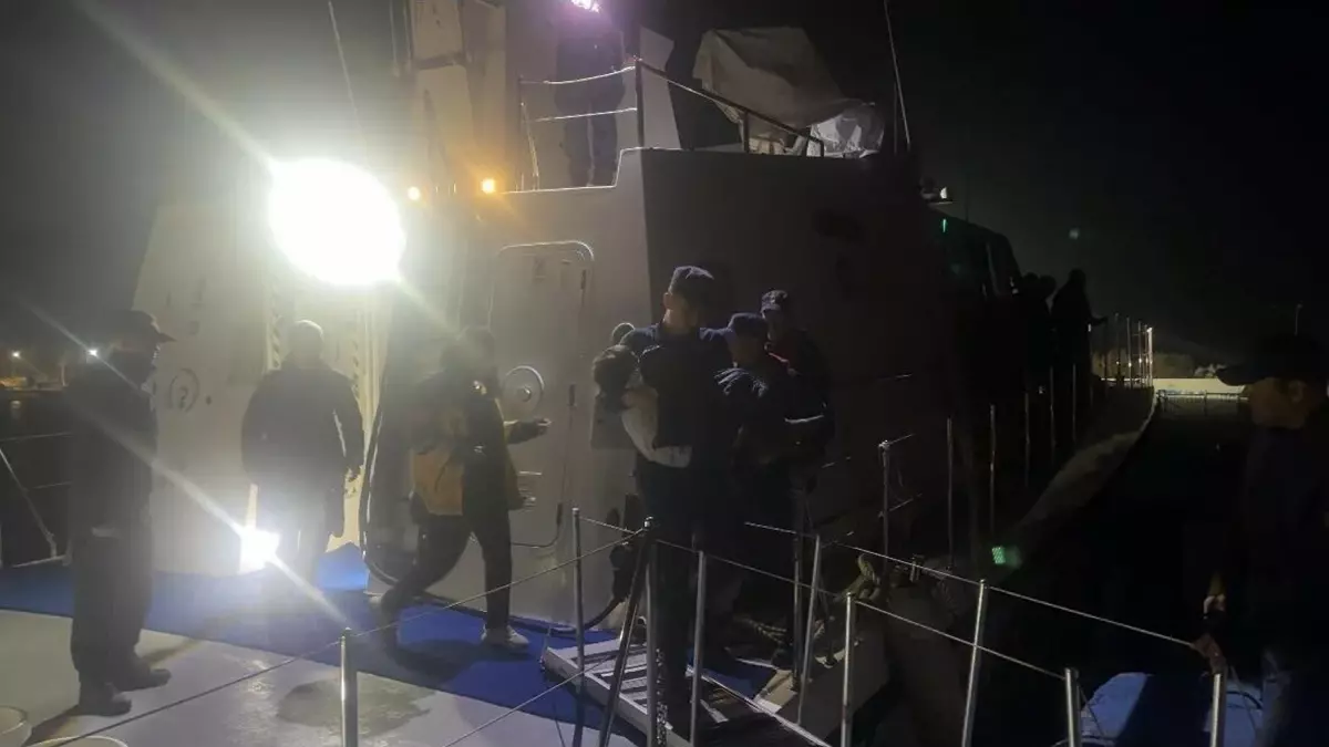 Çeşme\'de 18 Kaçak Göçmen Yakalandı