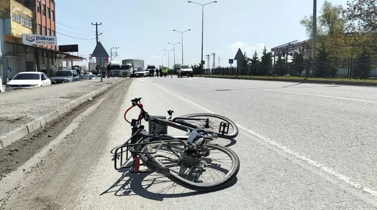 Samsun\'da Kamyonet Bisiklet Sürüsüne Çarptı