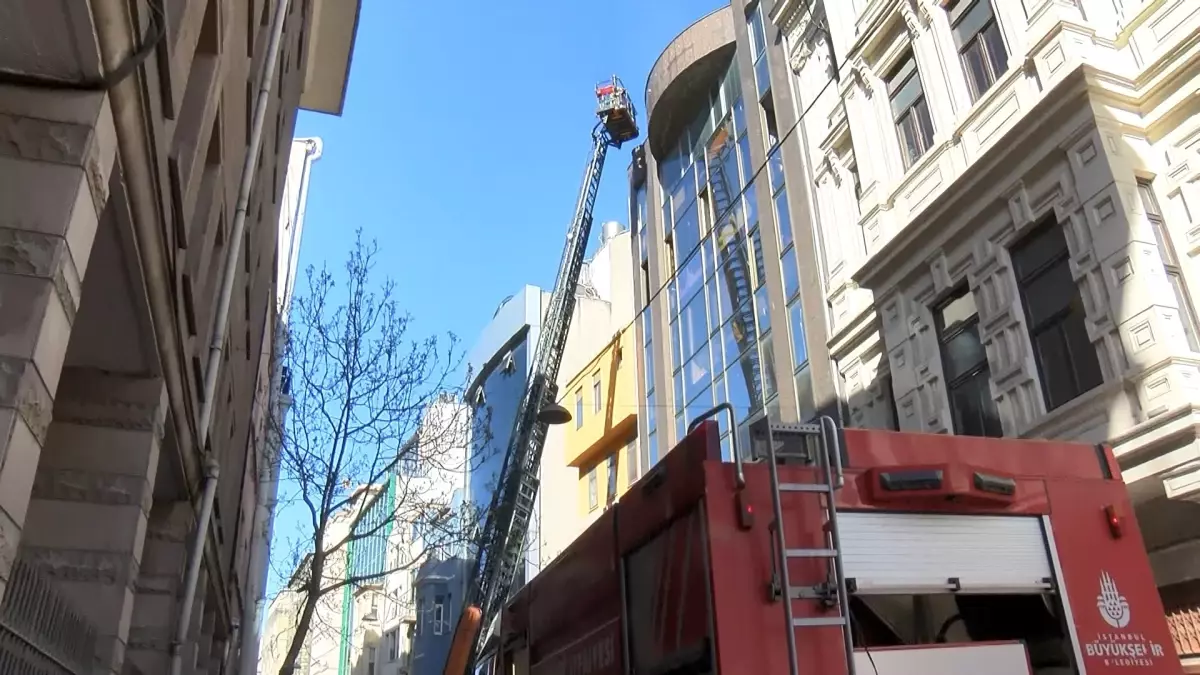 Beyoğlu\'nda Ayakkabı Deposunda Yangın