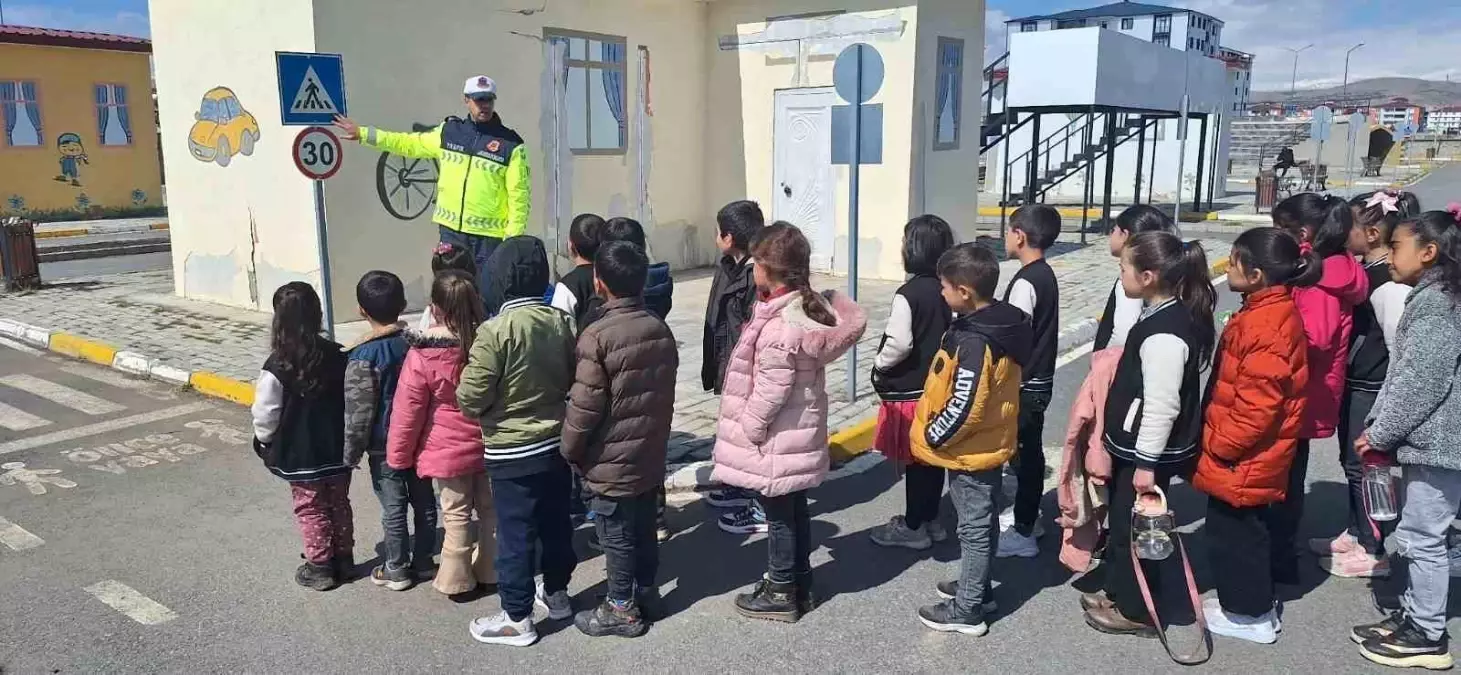 Kars\'ta Öğrencilere Trafik Eğitimi