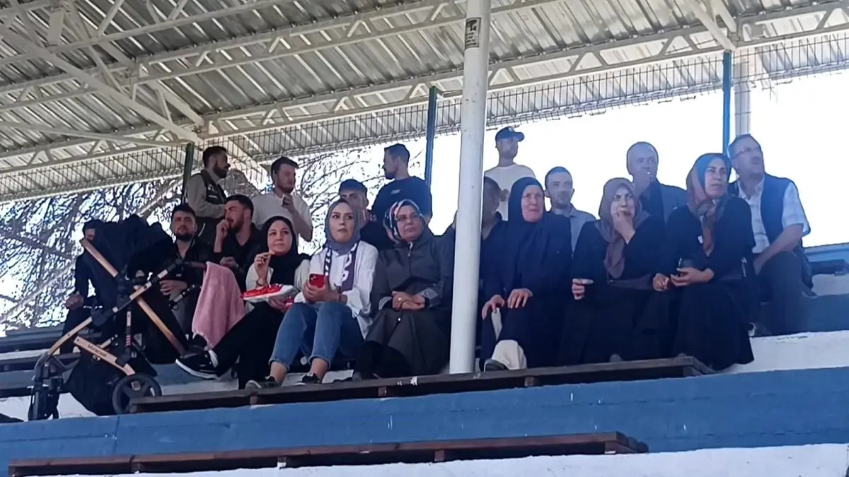 Kınıkspor\'un Maçını Kadınlar İzledi