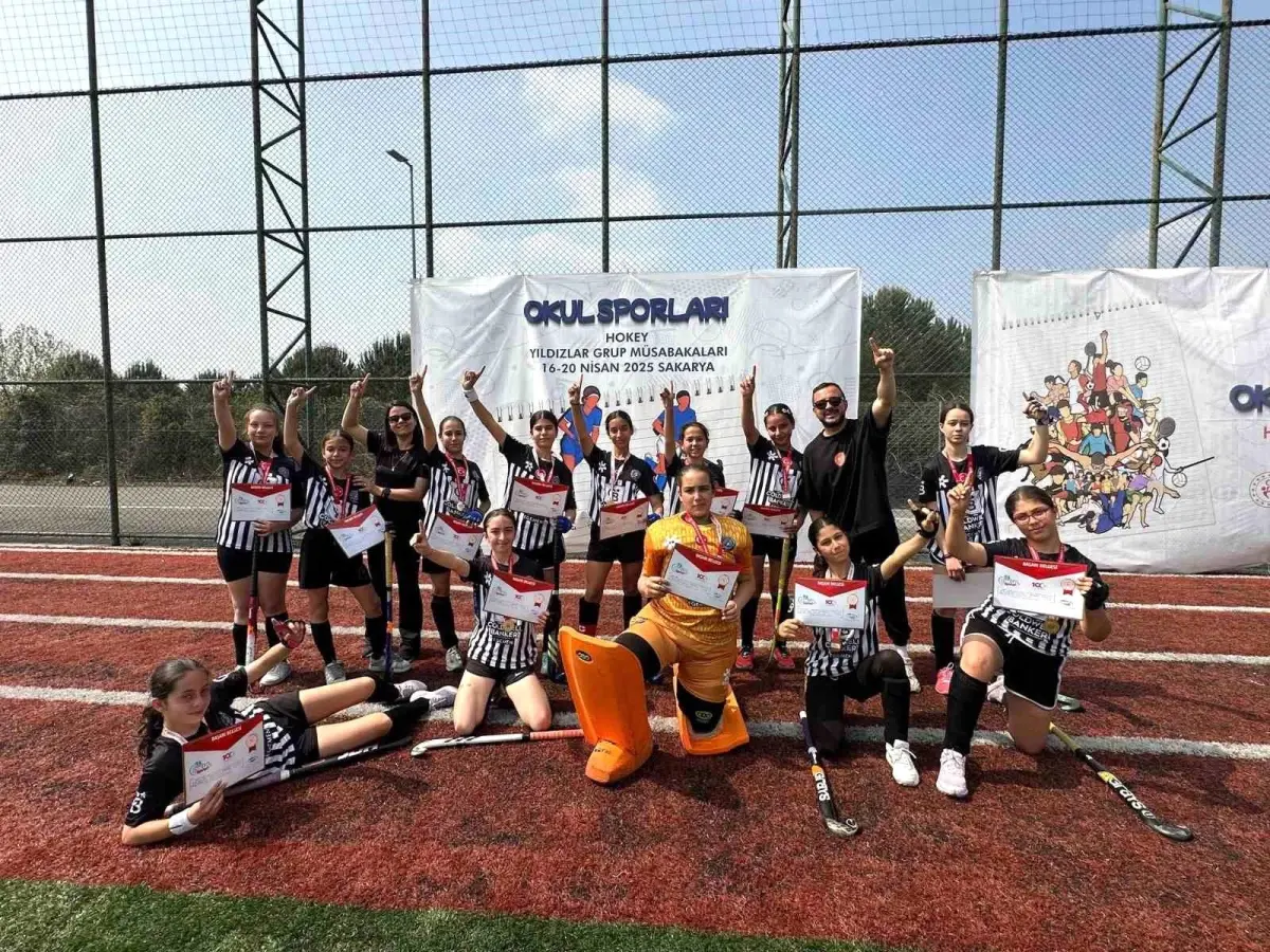 Cumhuriyet Ortaokulu Hokeyde Şampiyon