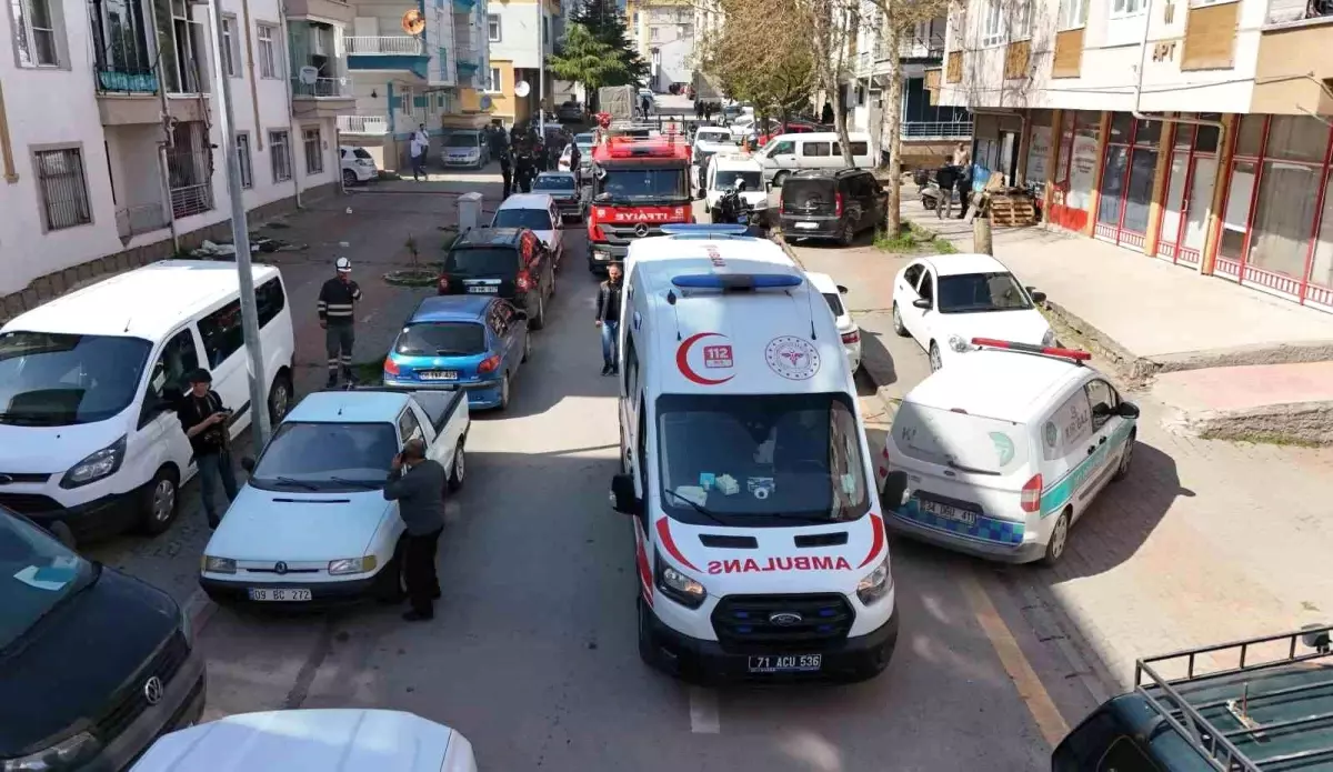 Kırıkkale\'de Elektrik Prizinden Yangın: 3 Kişi Dumandan Etkilendi