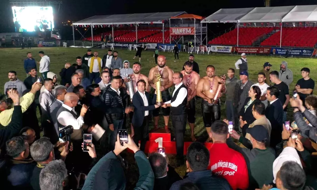 Gazipaşa Yağlı Güreşleri\'nde Orhan Okulu Başpehlivan Oldu