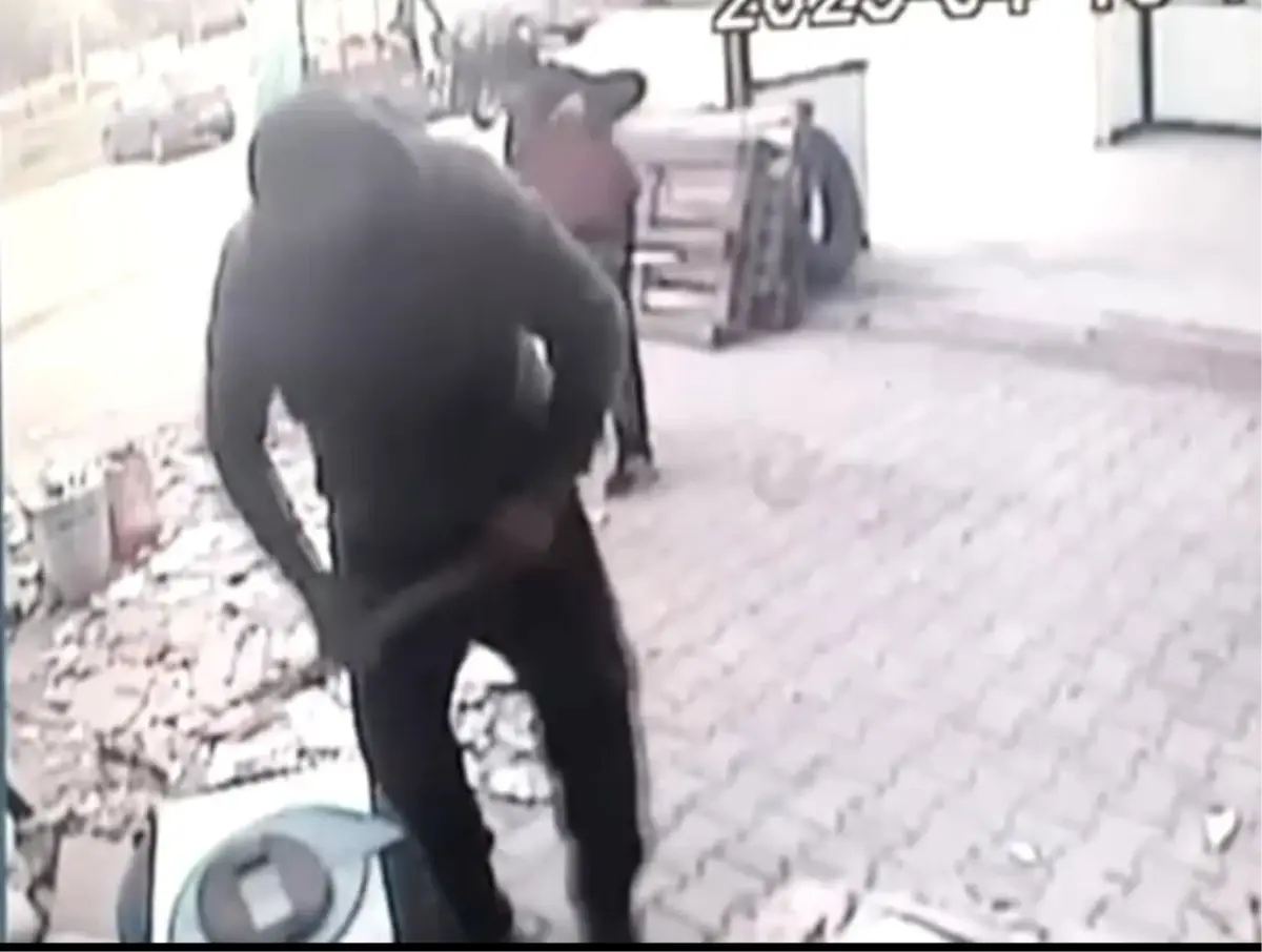 Bursa\'da Tadilat Halindeki Dükkandan Hırsızlık